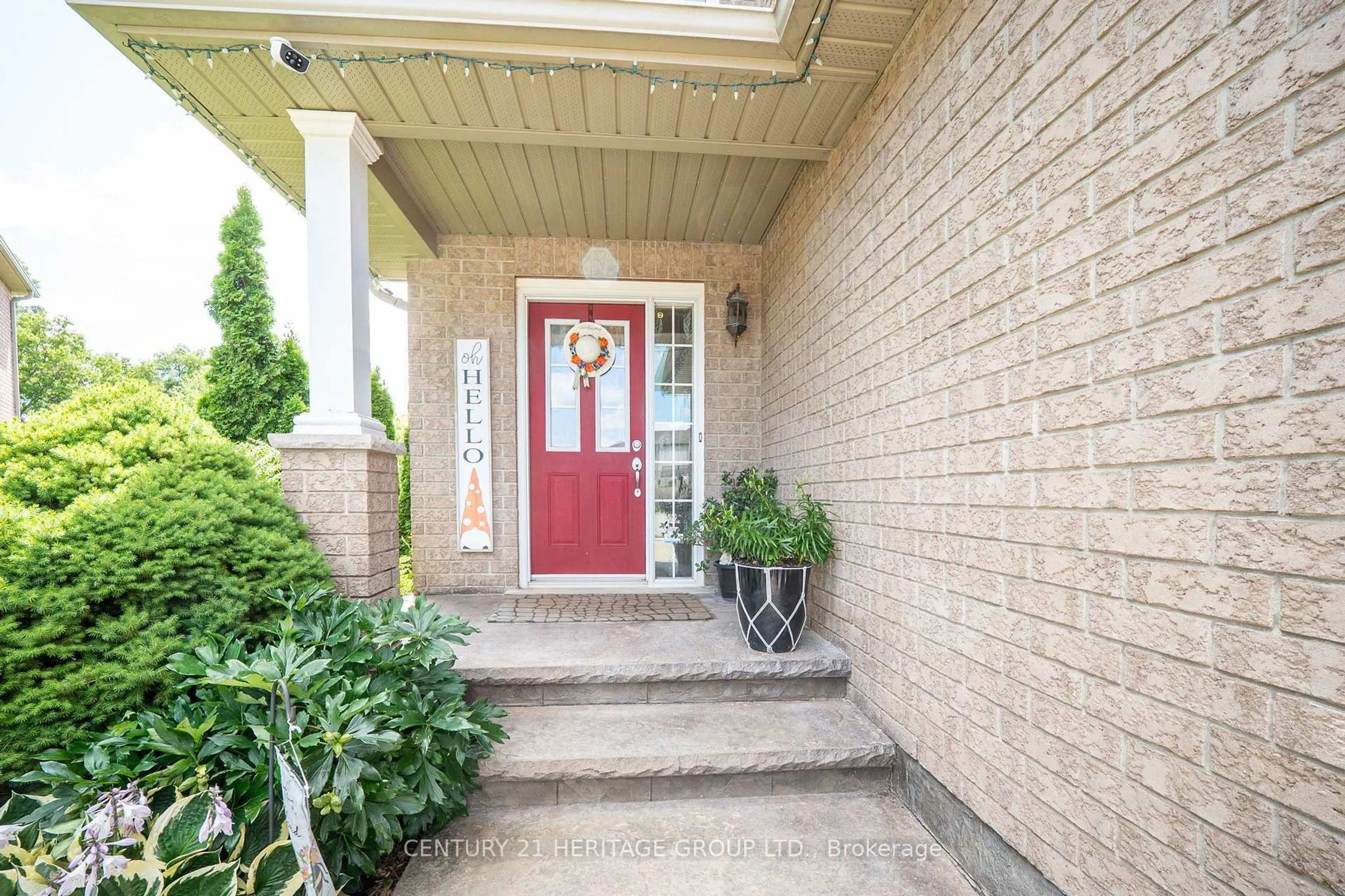 Indoor entryway for 120 Yates Ave, Cambridge Ontario N1P 0A4
