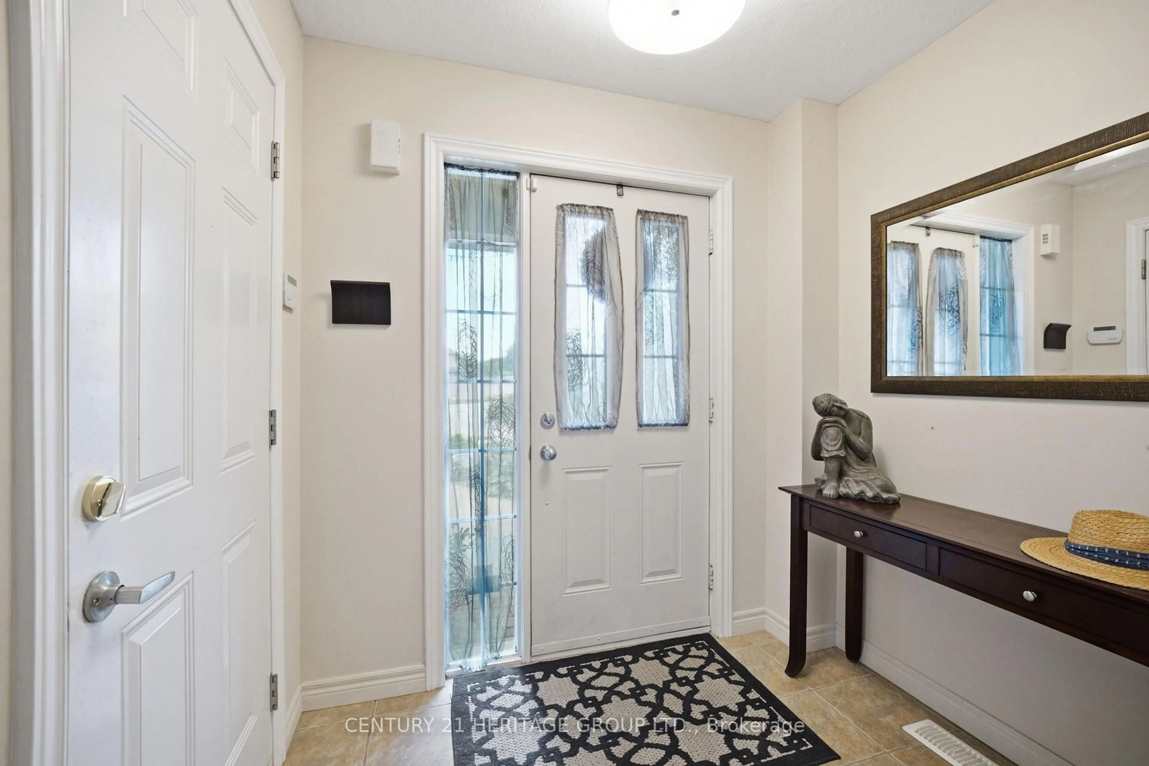 Indoor entryway for 120 Yates Ave, Cambridge Ontario N1P 0A4