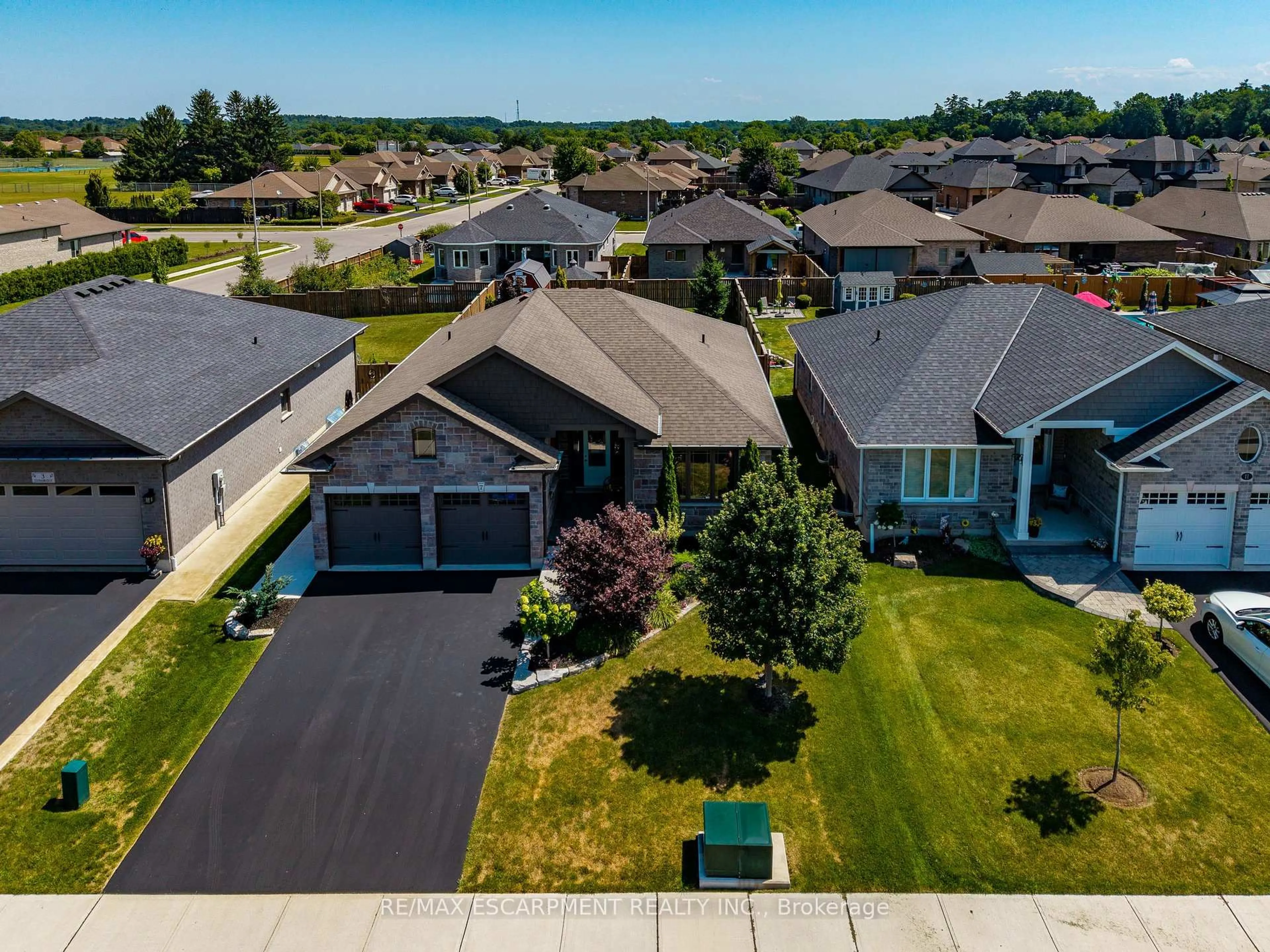 A pic from outside/outdoor area/front of a property/back of a property/a pic from drone, street for 7 Stonebridge Pl, Norfolk Ontario N3Y 4K1