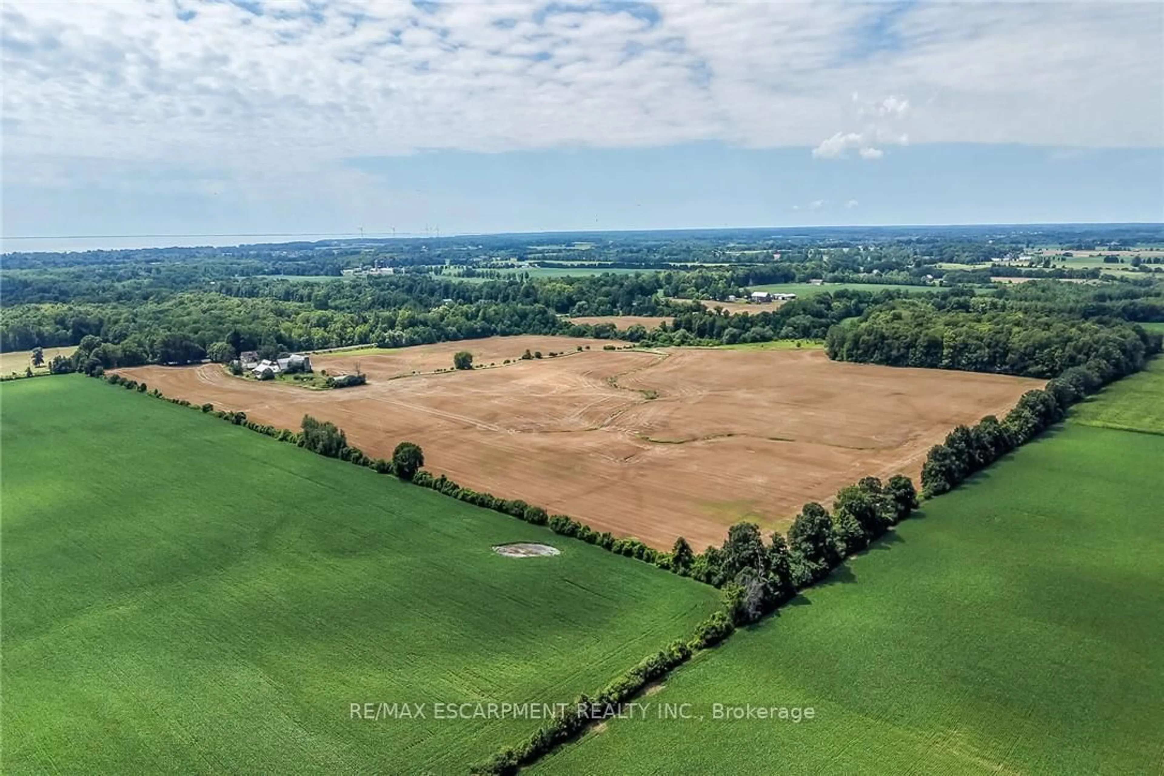 A pic from outside/outdoor area/front of a property/back of a property/a pic from drone, unknown for 833 Lynn Valley Rd, Norfolk Ontario N0A 1N1