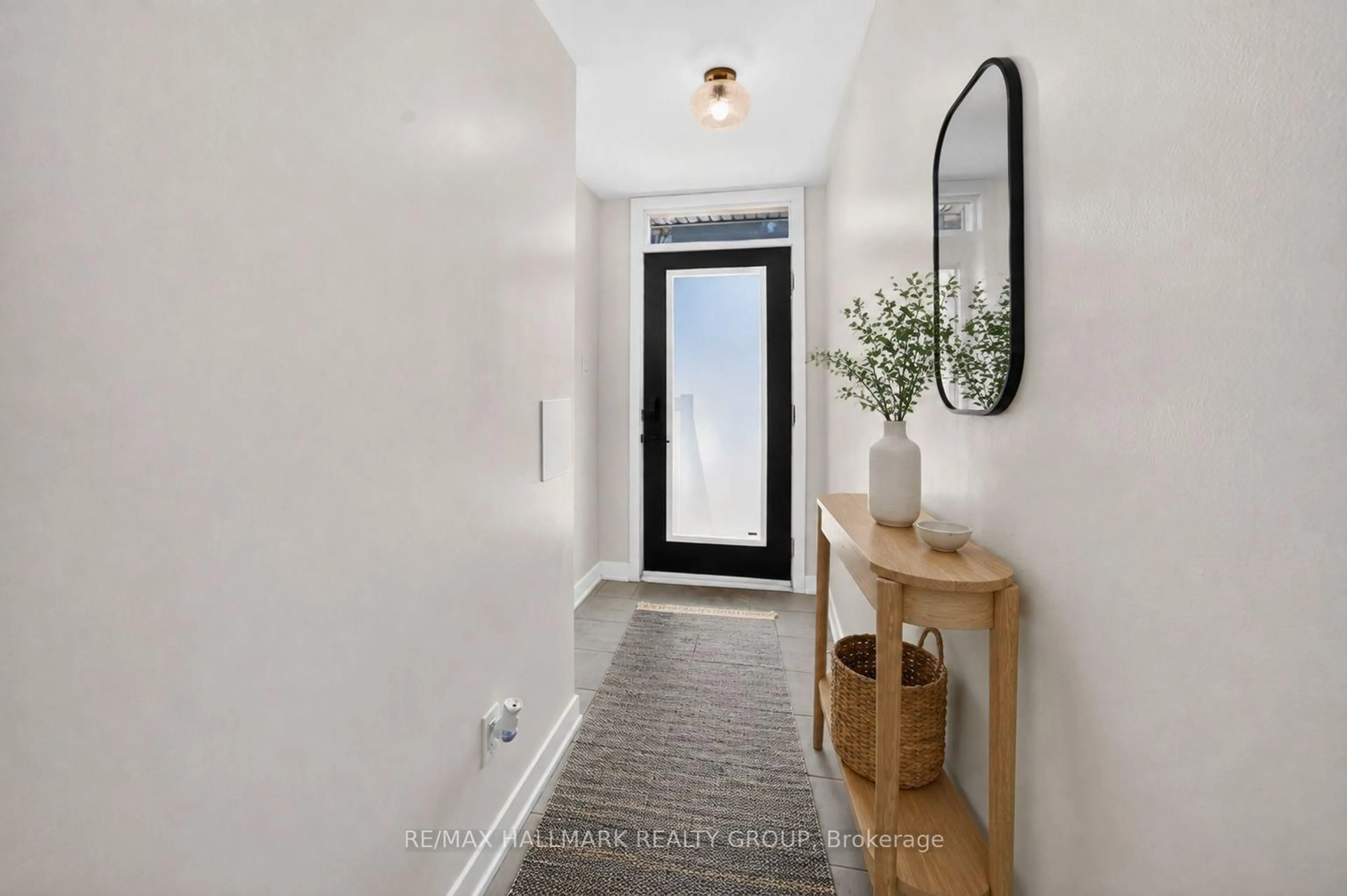 Indoor entryway for 575 Takamose Private, Ottawa Ontario K1K 4Z4