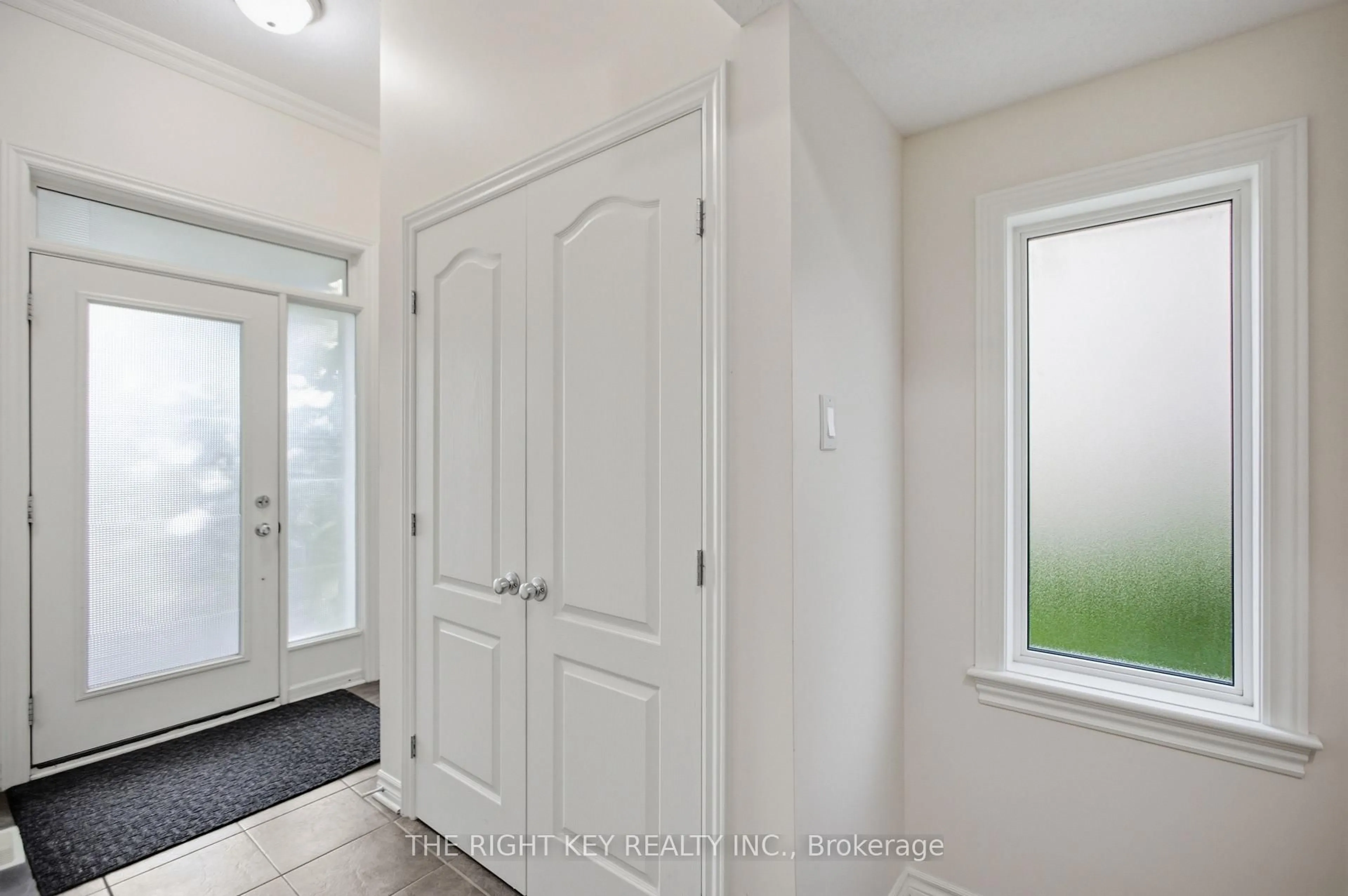 Indoor entryway for 480 Stalwart Cres, Ottawa Ontario K1T 0H3