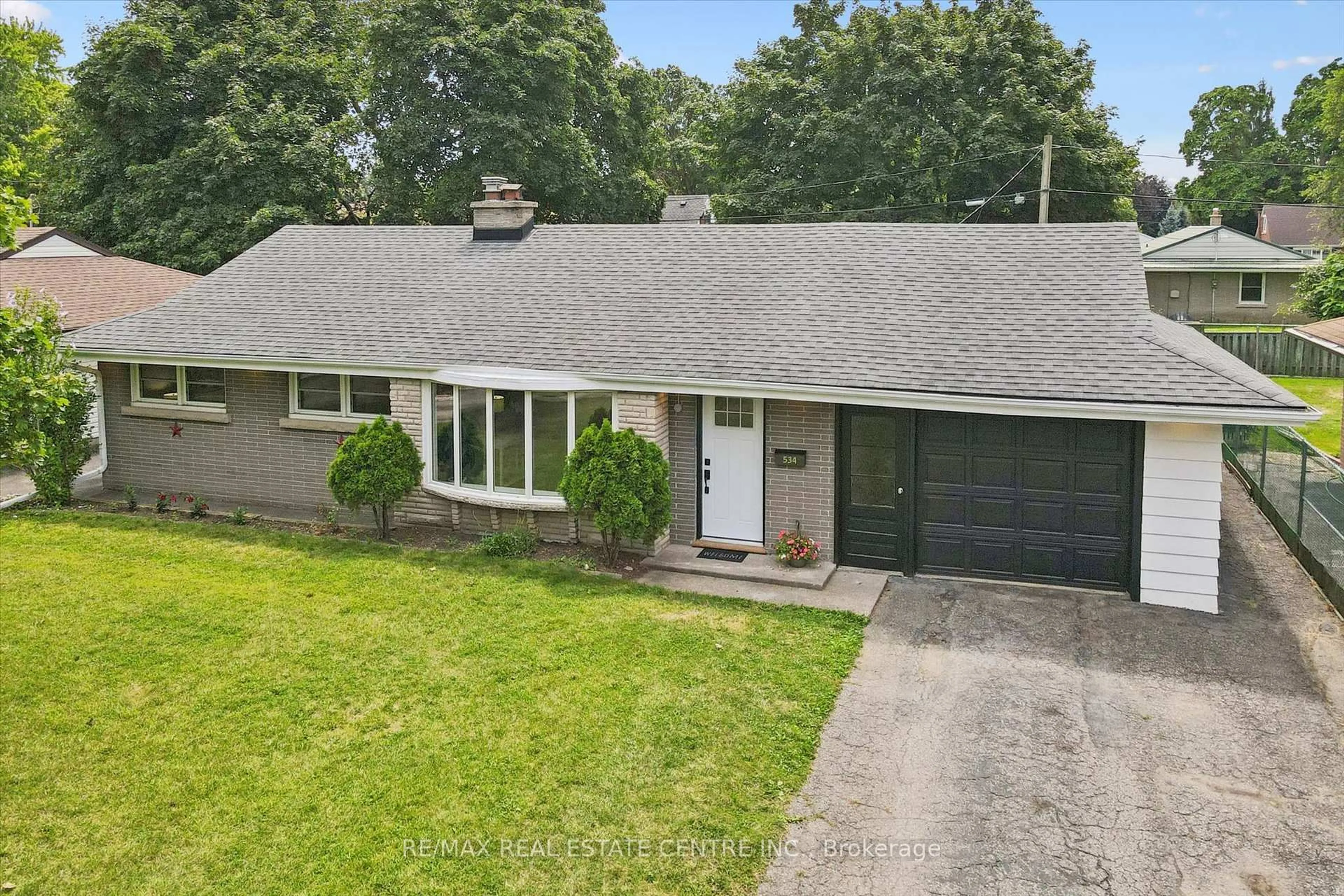 A pic from outside/outdoor area/front of a property/back of a property/a pic from drone, street for 534 Bishop St, Cambridge Ontario N3H 2K5