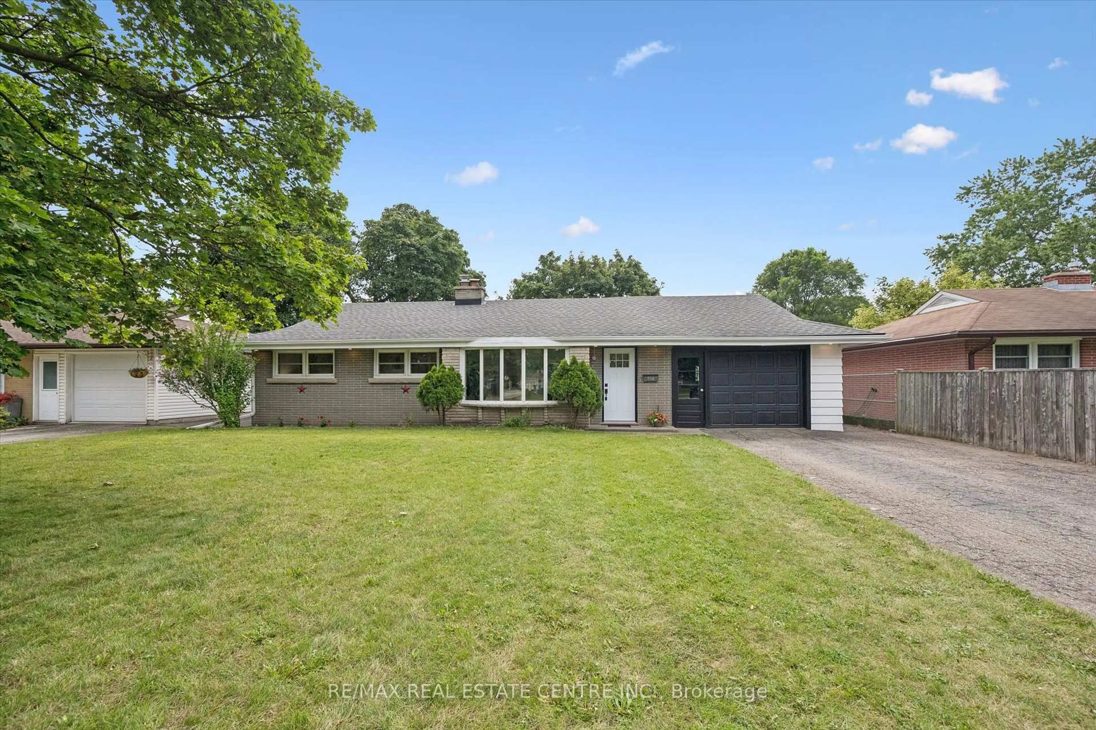 A pic from outside/outdoor area/front of a property/back of a property/a pic from drone, street for 534 Bishop St, Cambridge Ontario N3H 2K5