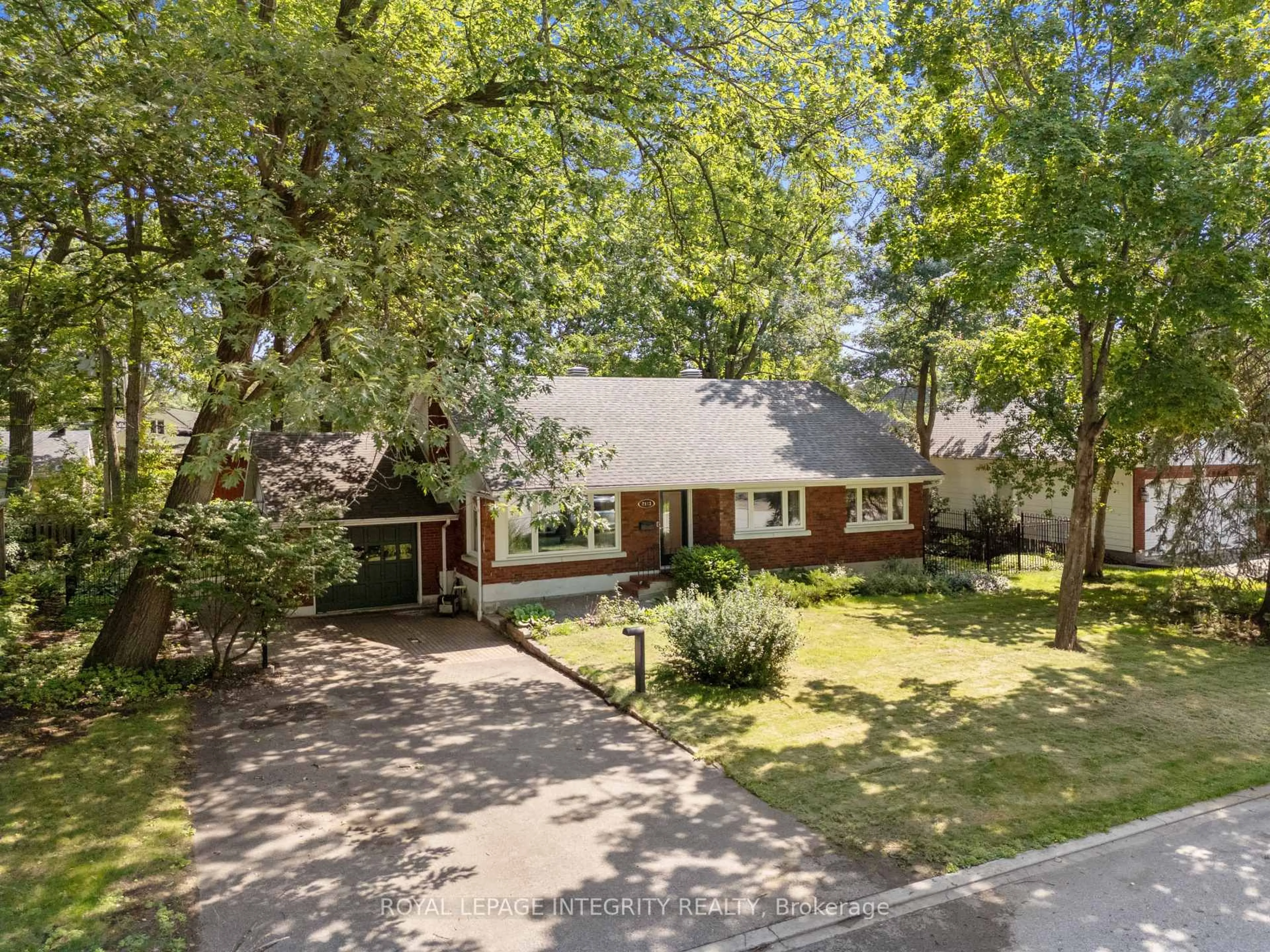 A pic from outside/outdoor area/front of a property/back of a property/a pic from drone, street for 2183 Woodcrest Rd, Ottawa Ontario K1H 6J2
