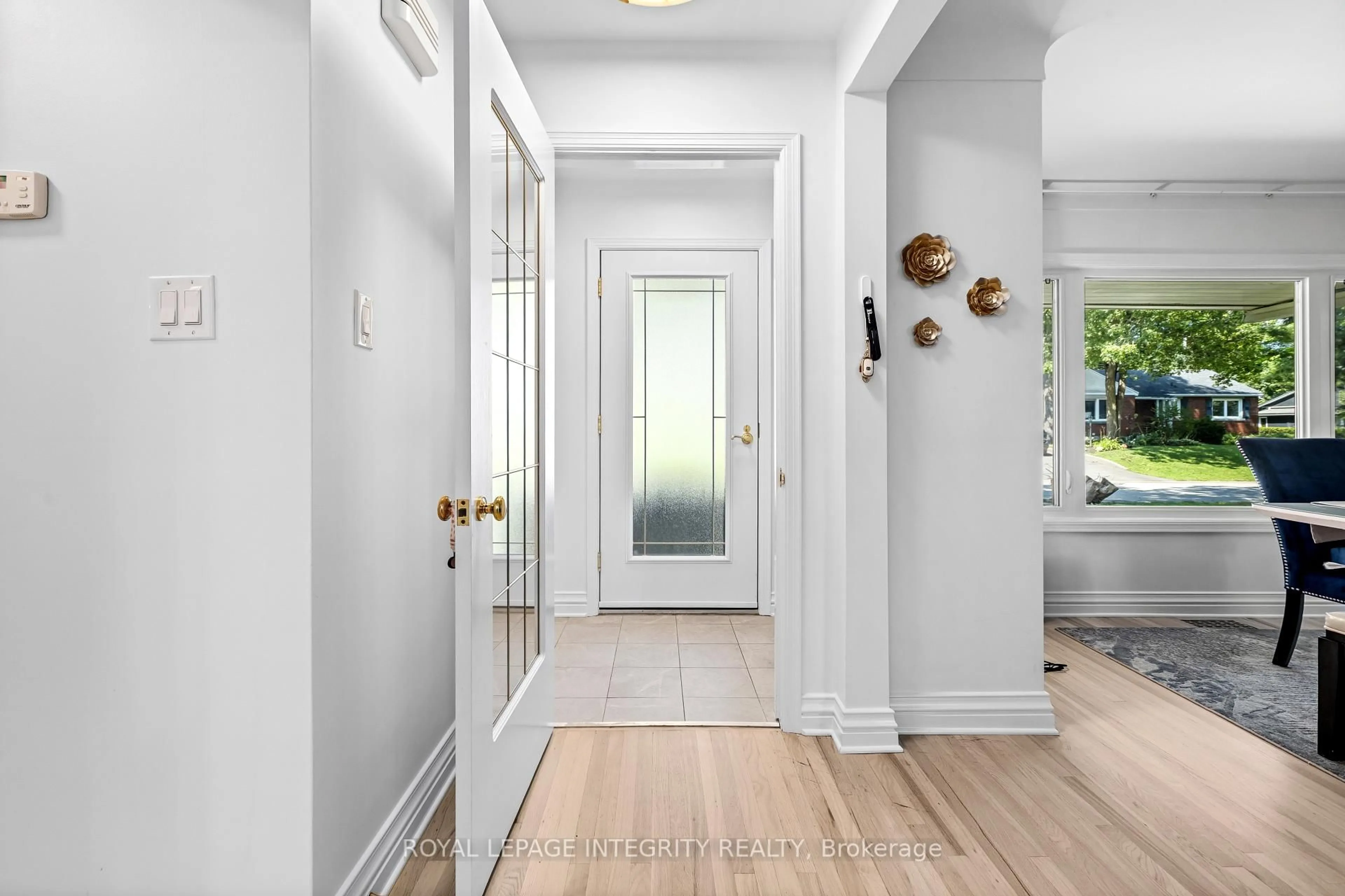 Indoor entryway for 2183 Woodcrest Rd, Ottawa Ontario K1H 6J2