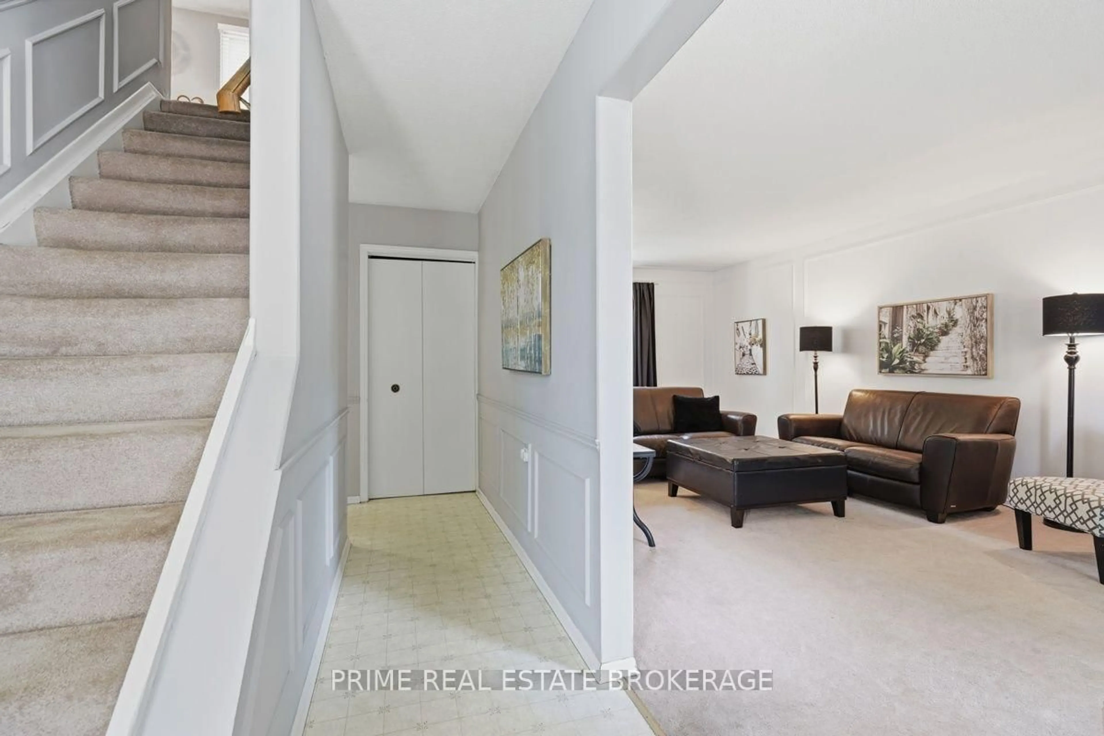 Indoor entryway for 686 Barclay Rd, London South Ontario N6K 1K5