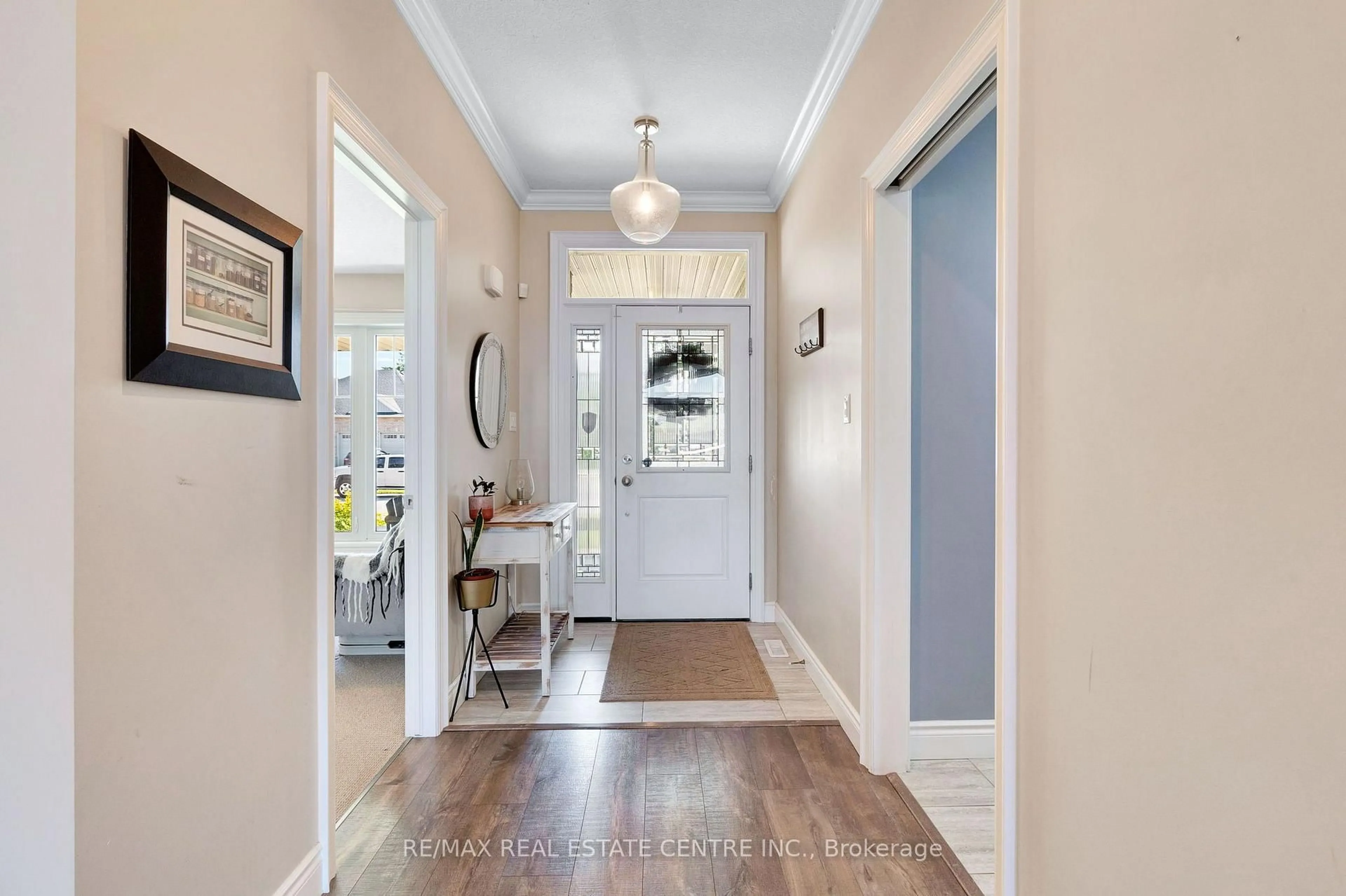Indoor entryway for 14 St Andrews Dr, St. Thomas Ontario N5R 0G4
