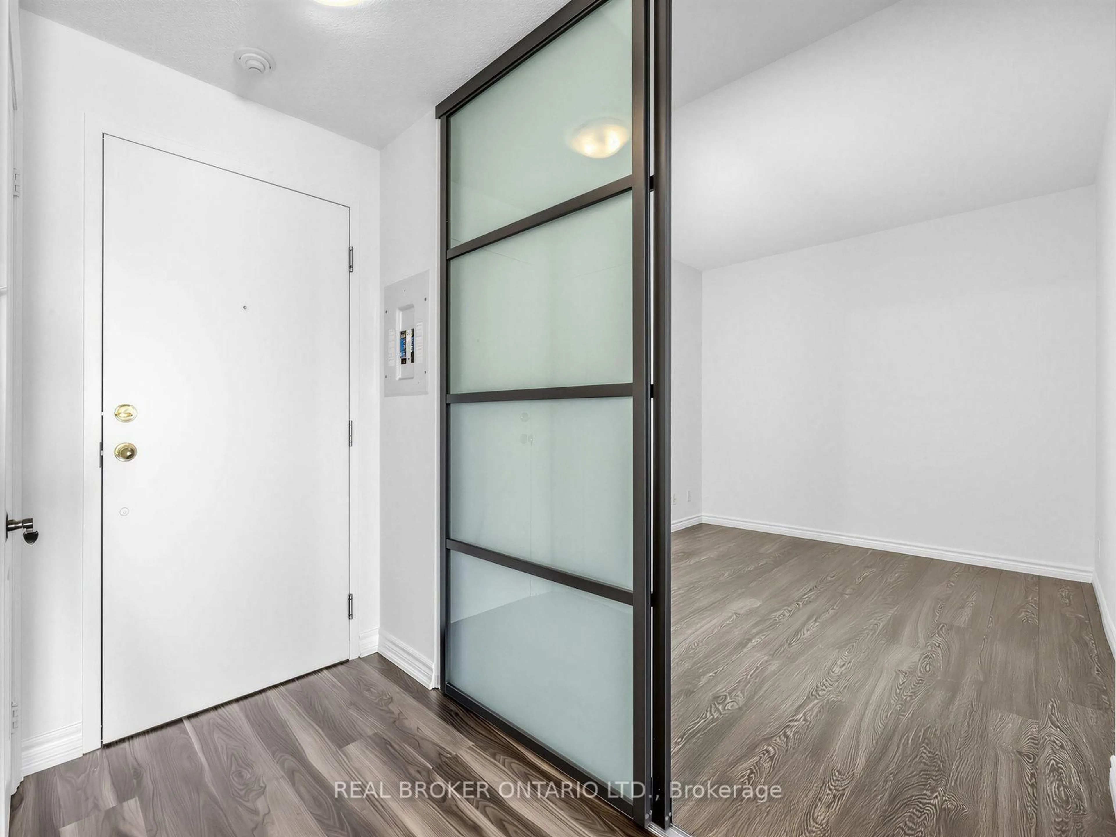 Indoor entryway for 135 James St #1011, Hamilton Ontario L8P 2Z6