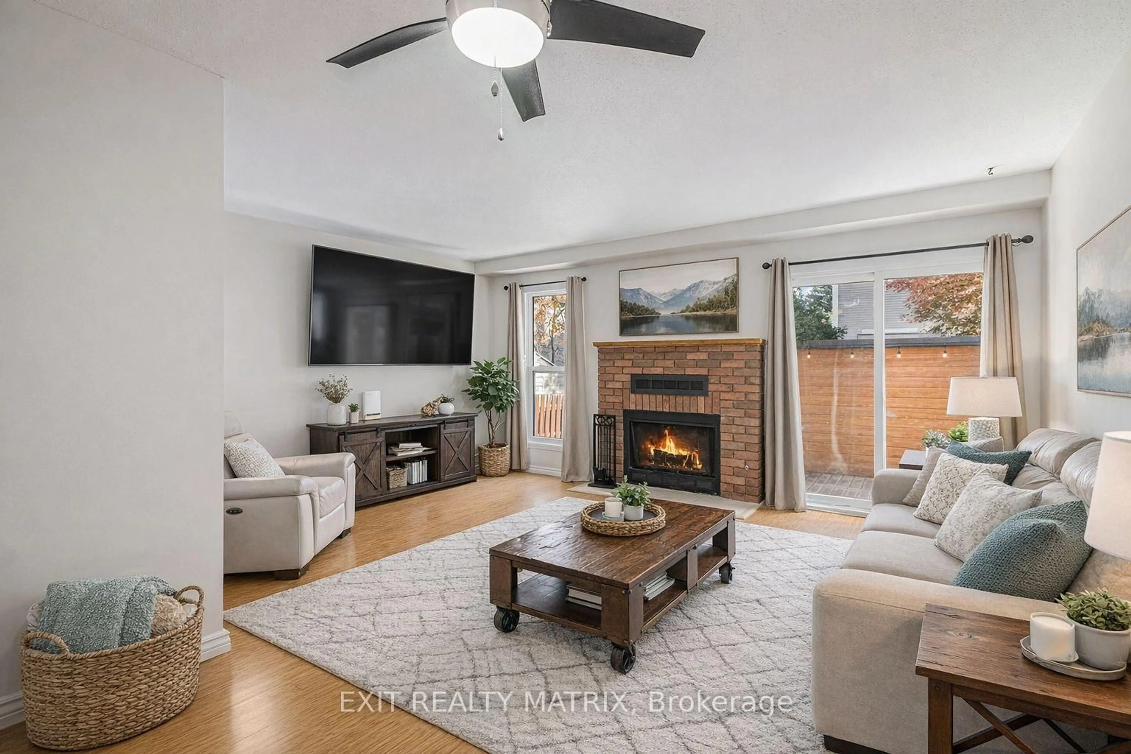 Living room with furniture, unknown for 1432 Deavy Way, Ottawa Ontario K1E 2W8