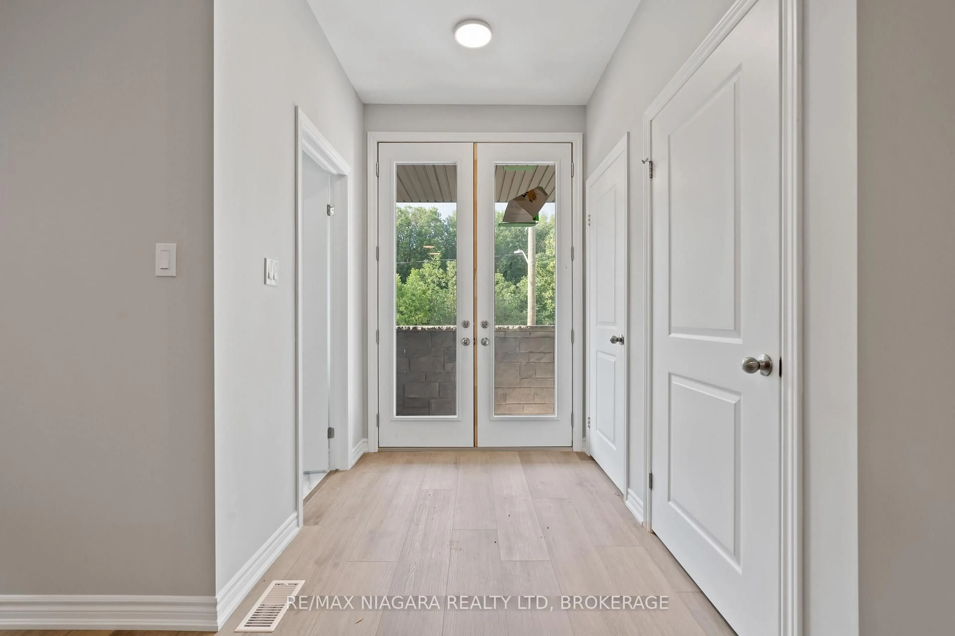 Indoor entryway for 47 Superior St, Welland Ontario L3B 3G3