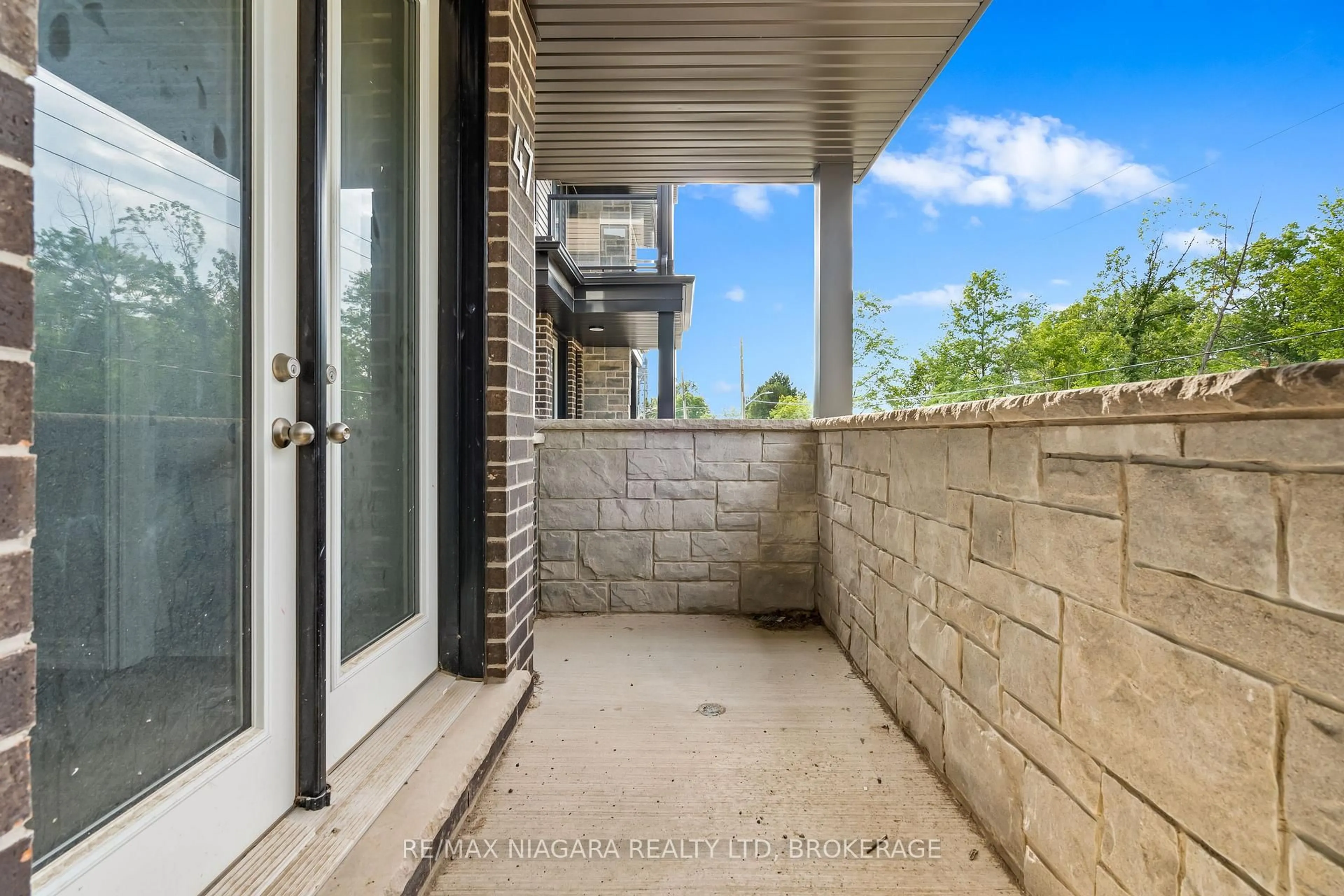 Patio, street for 47 Superior St, Welland Ontario L3B 3G3