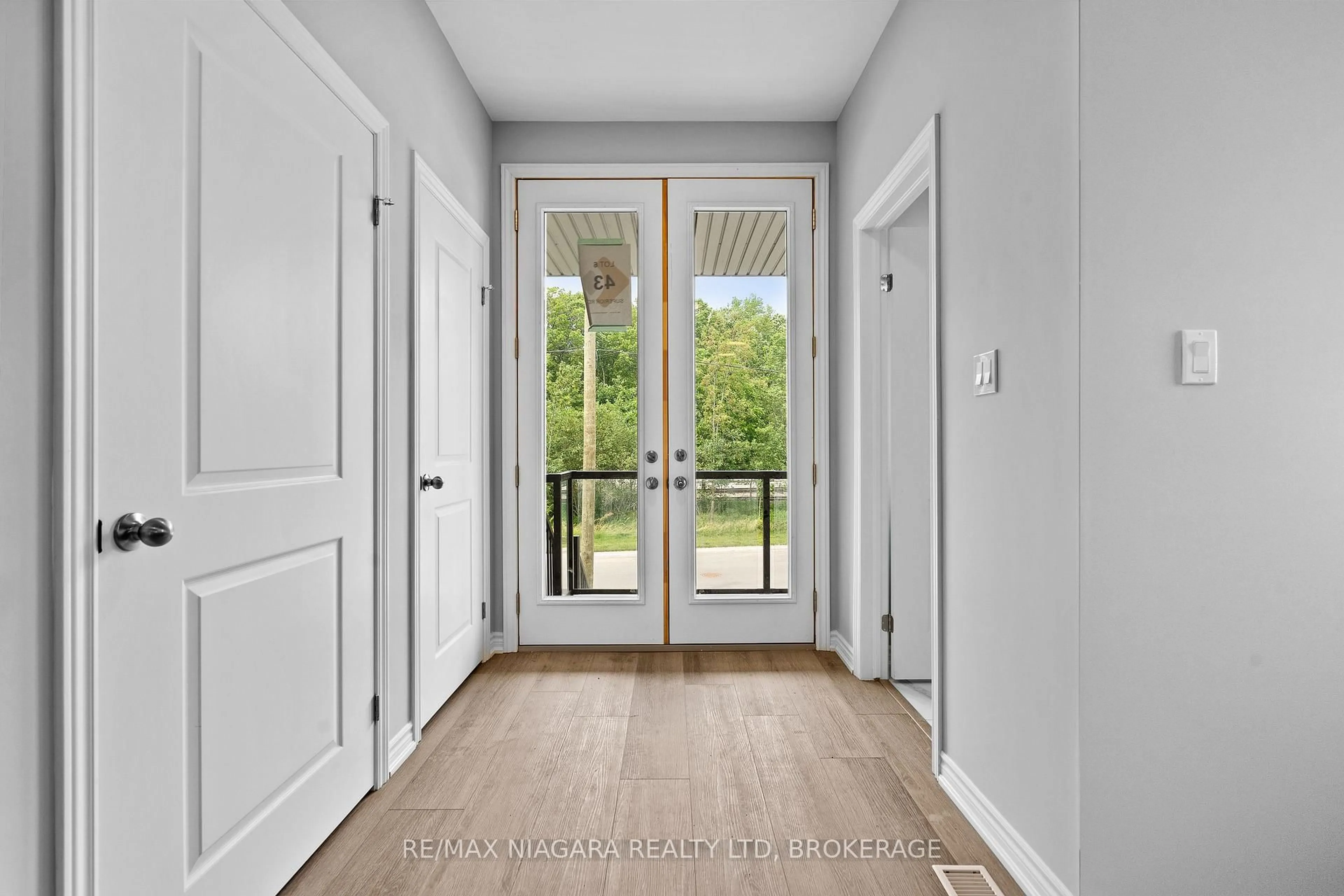 Indoor entryway for 43 Superior St, Welland Ontario L3B 3G3