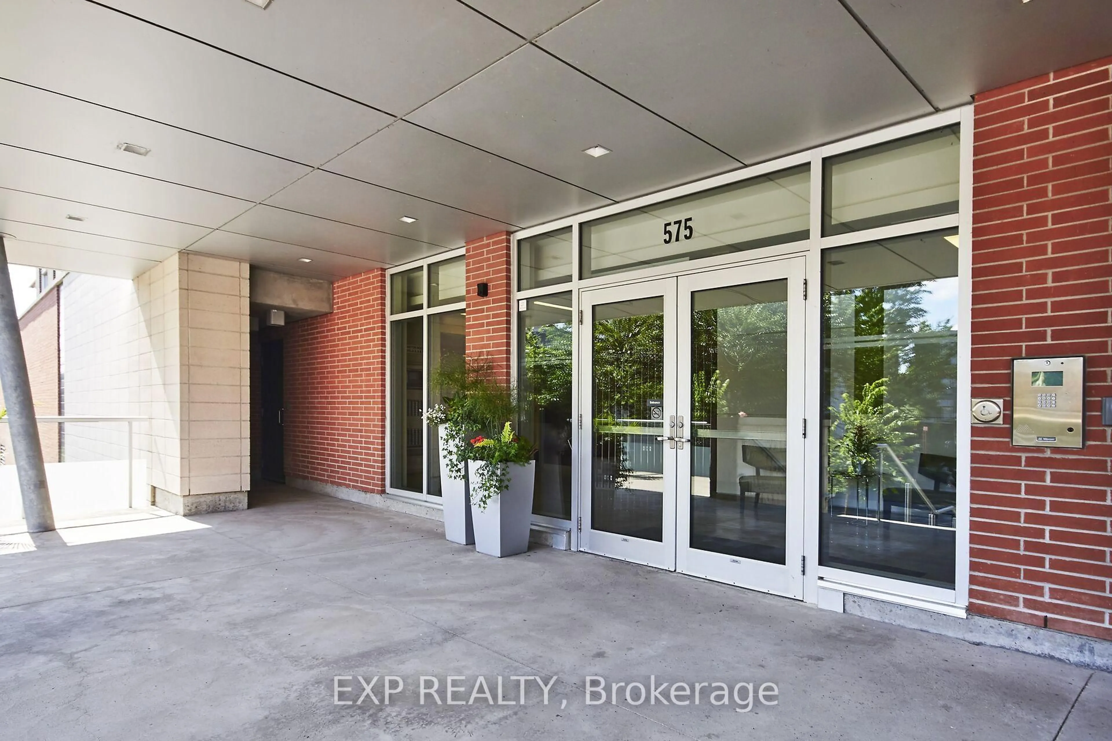 Indoor entryway for 575 Byron Ave #203, Ottawa Ontario K2A 1R7