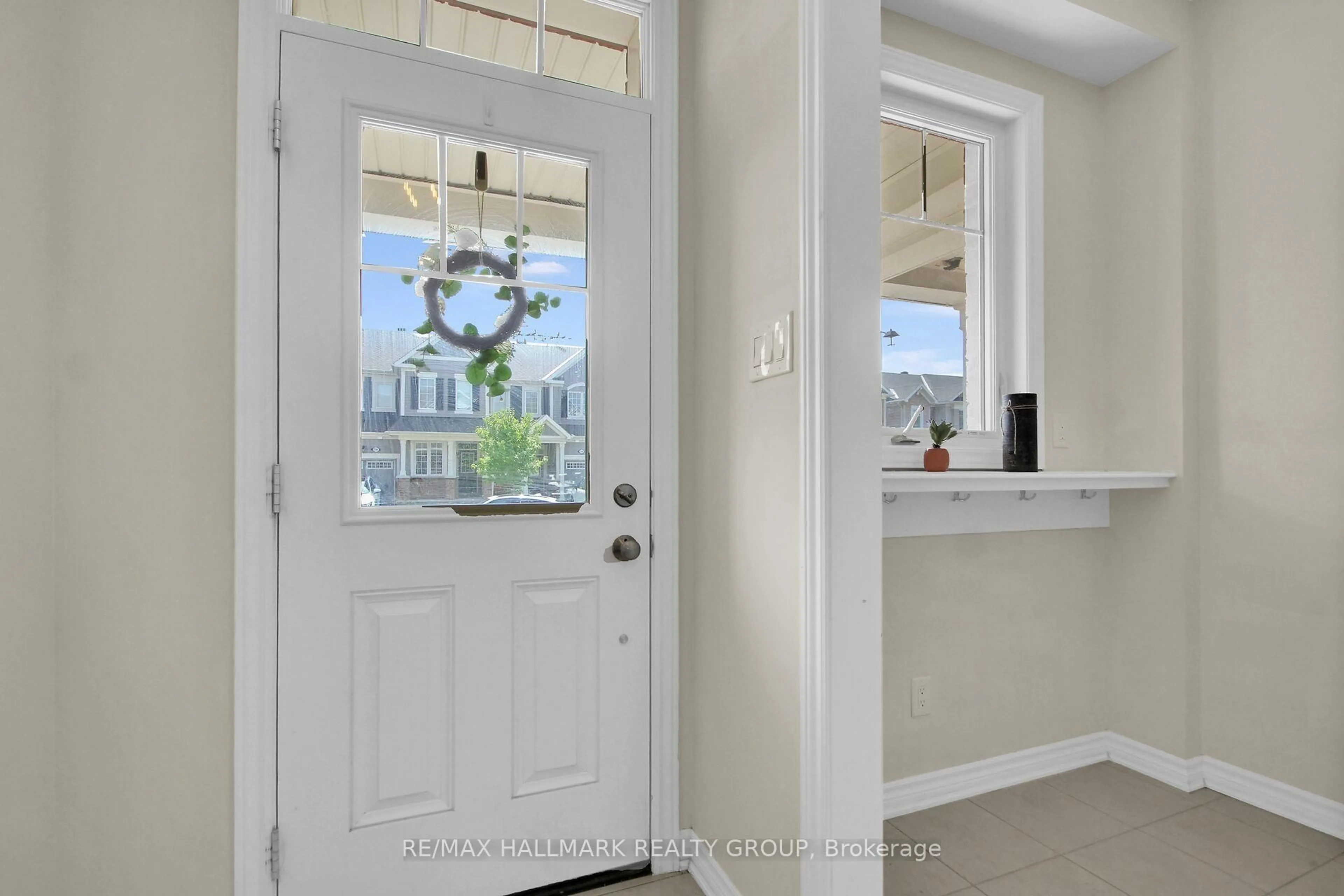 Indoor entryway for 207 Willow Aster Circ, Ottawa Ontario K4A 1C9