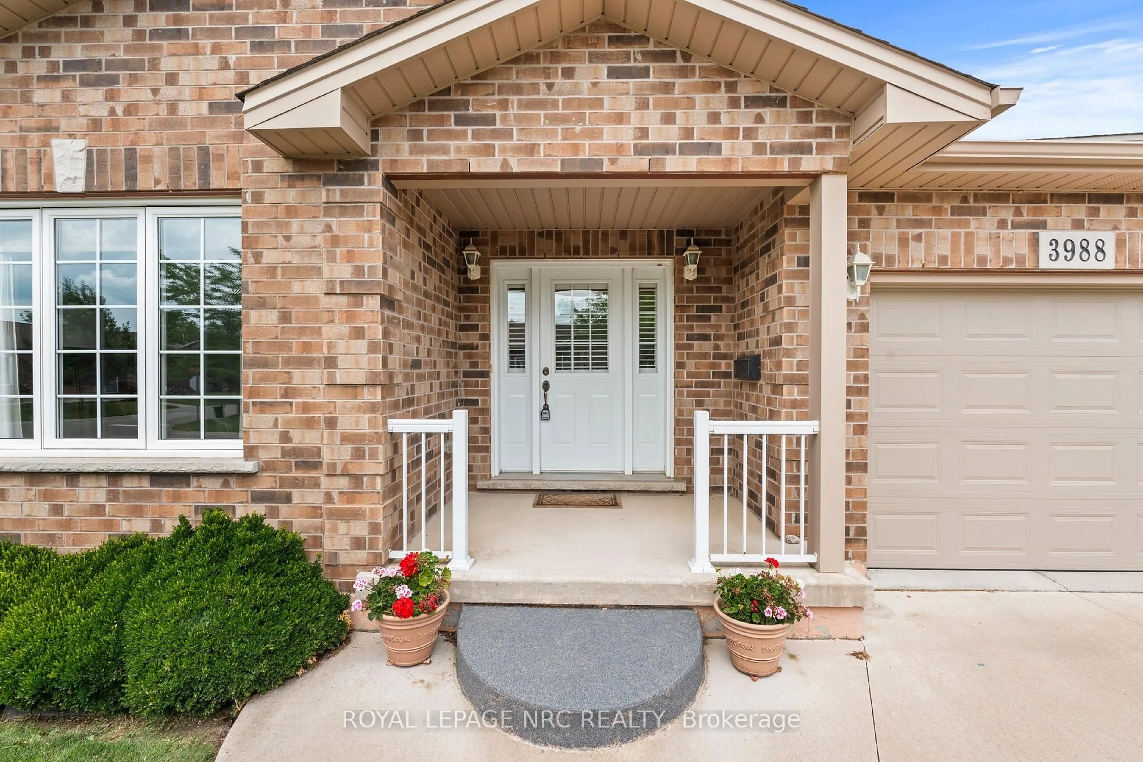 Home with brick exterior material, street for 3988 Sunset Lane, Lincoln Ontario L0R 2C0