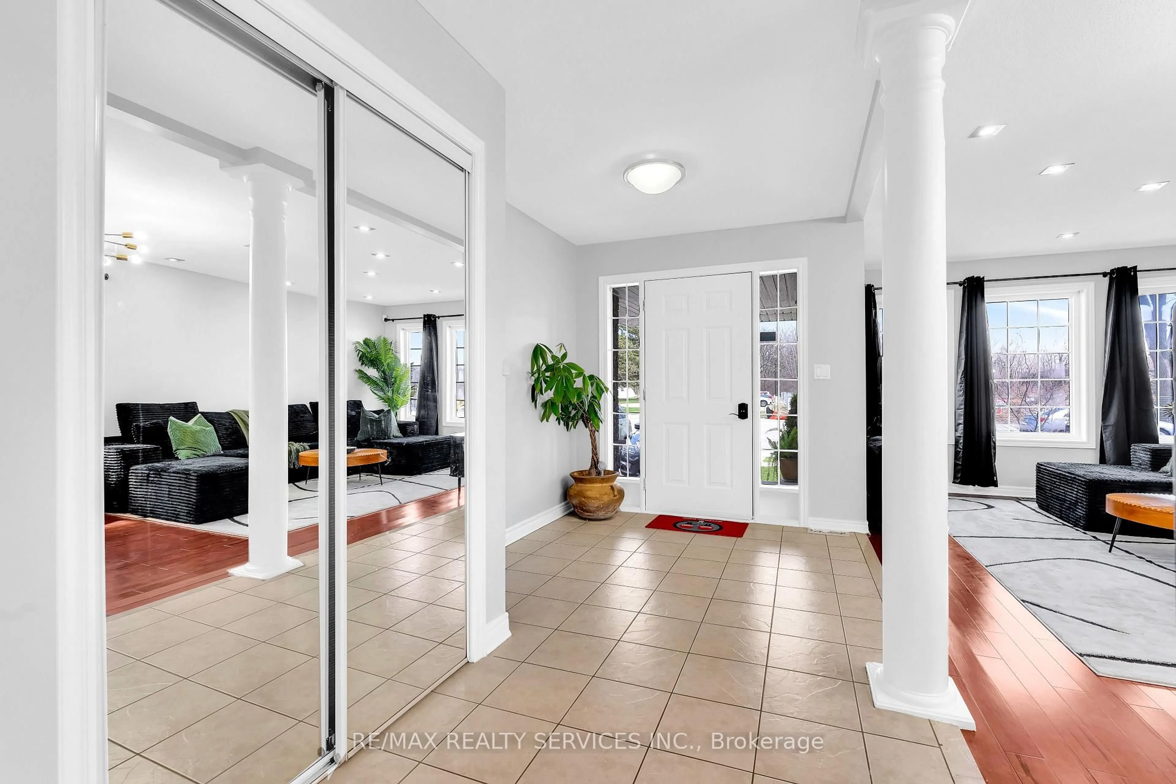 Indoor foyer for 7009 KALAR Rd, Niagara Falls Ontario L2H 3J6