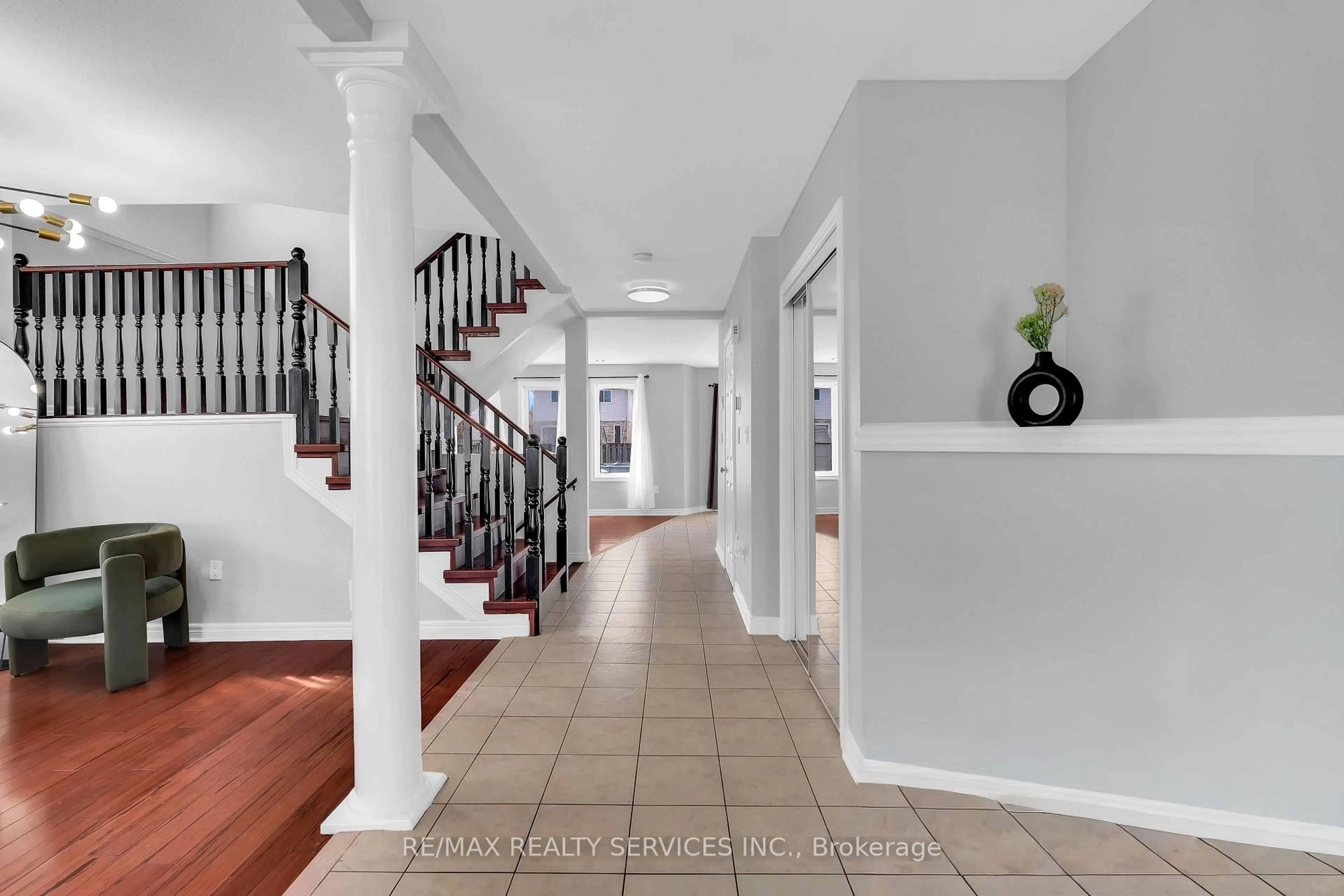 Indoor entryway for 7009 KALAR Rd, Niagara Falls Ontario L2H 3J6