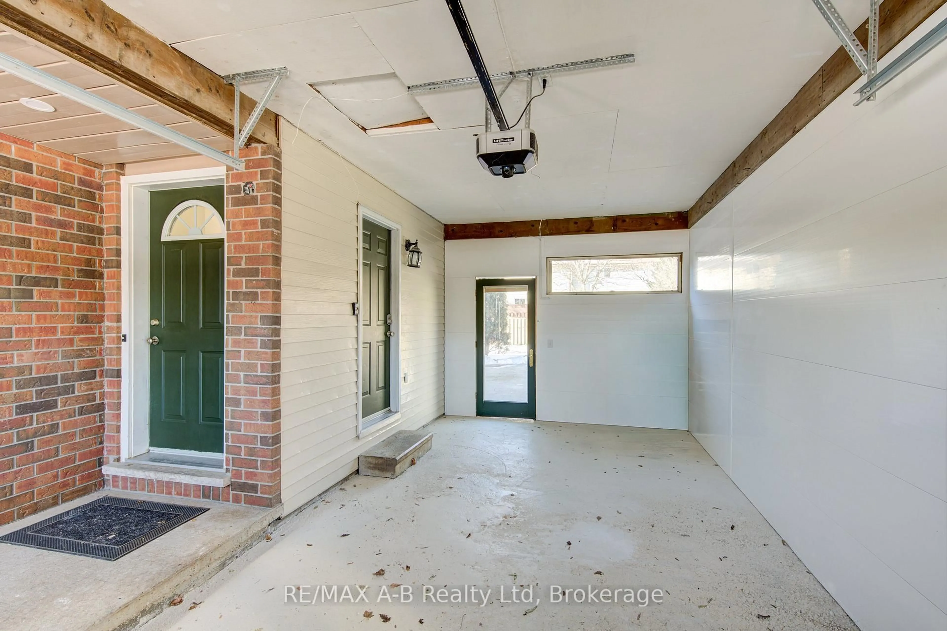 Indoor entryway for 29 Dunsford Cres, St. Marys Ontario N4X 1A5
