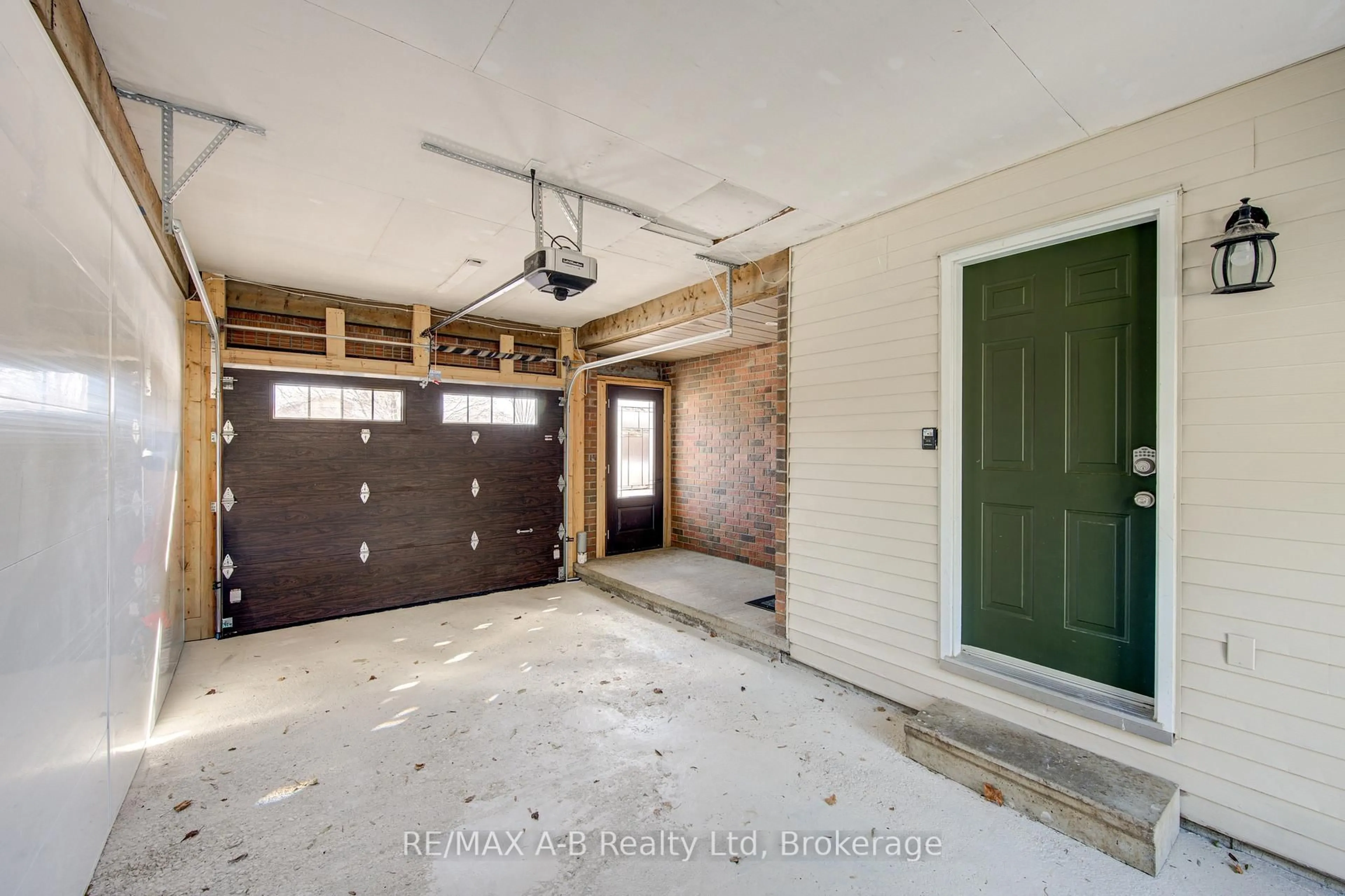 Indoor garage for 29 Dunsford Cres, St. Marys Ontario N4X 1A5