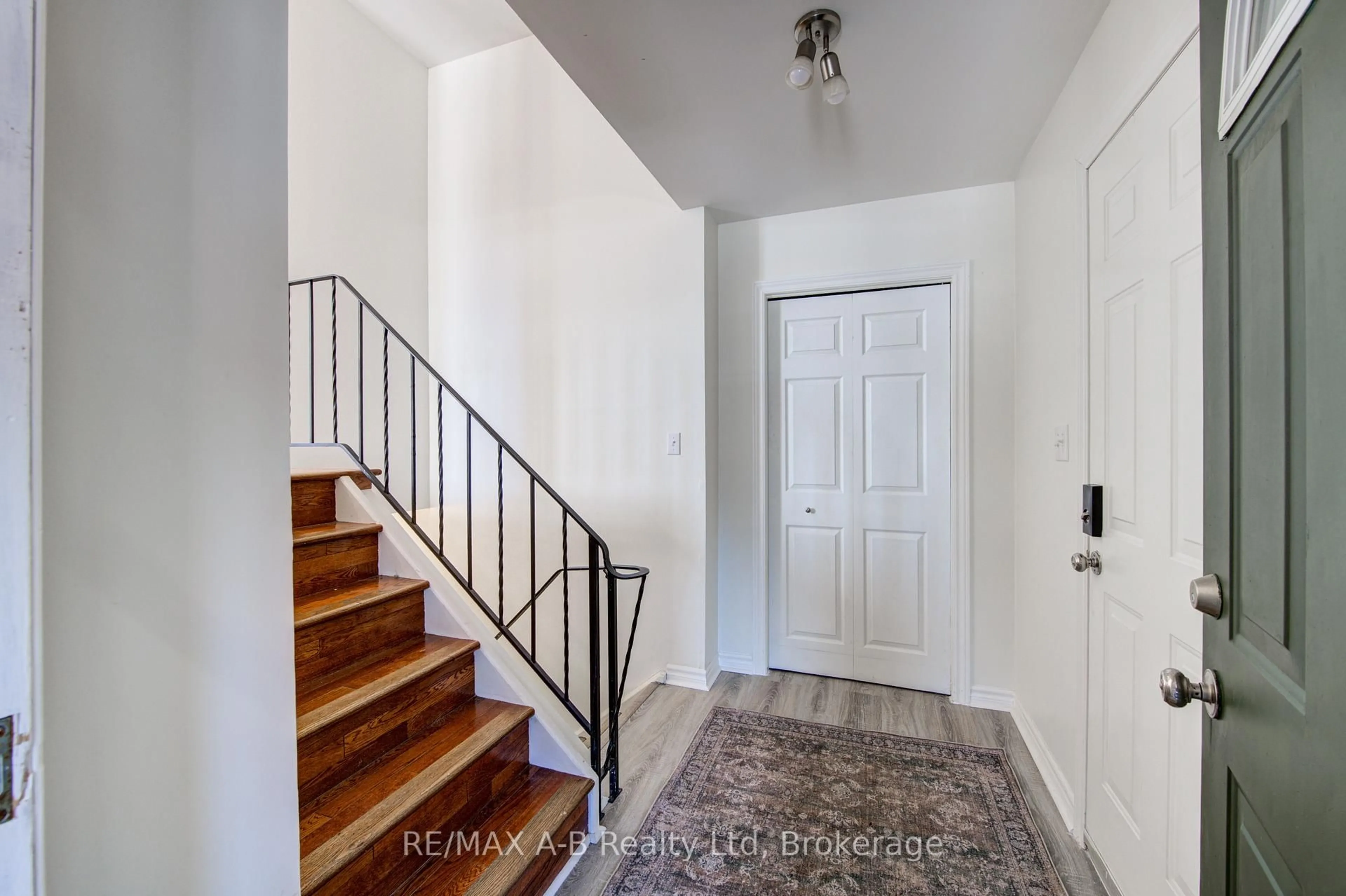 Indoor entryway for 29 Dunsford Cres, St. Marys Ontario N4X 1A5