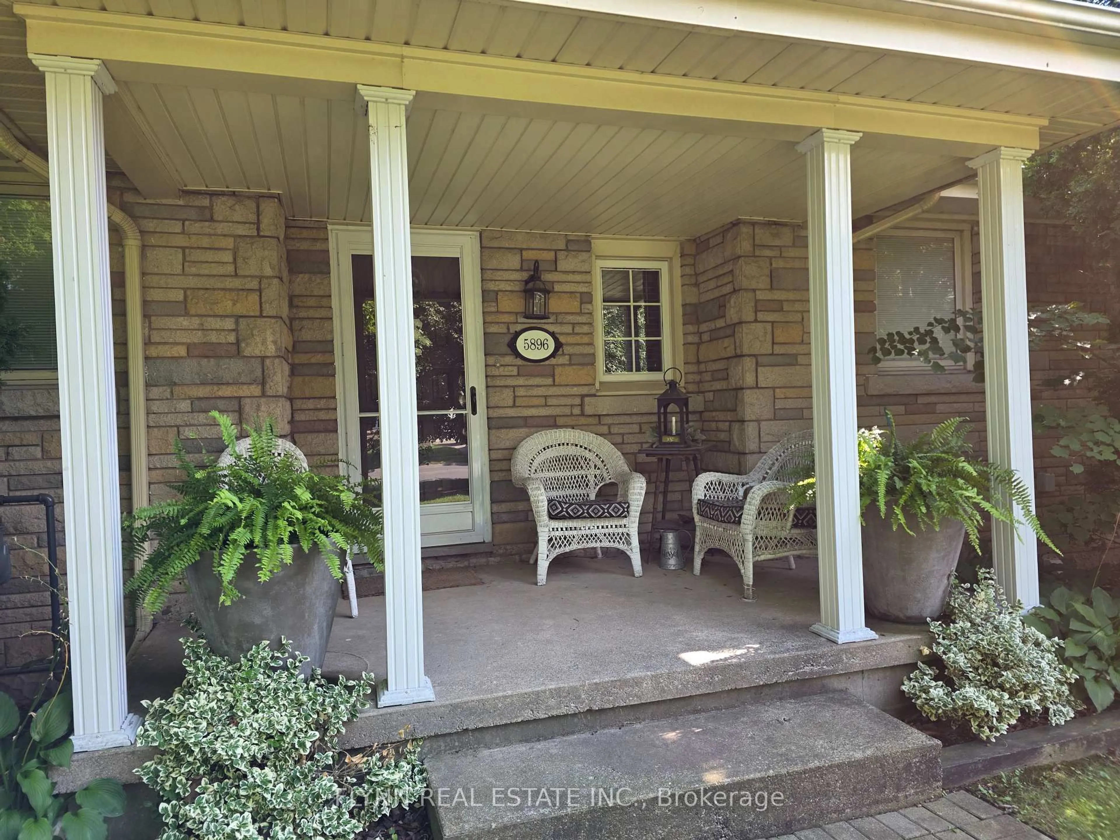 Indoor entryway for 5896 Valley Way, Niagara Falls Ontario L2E 1Y1
