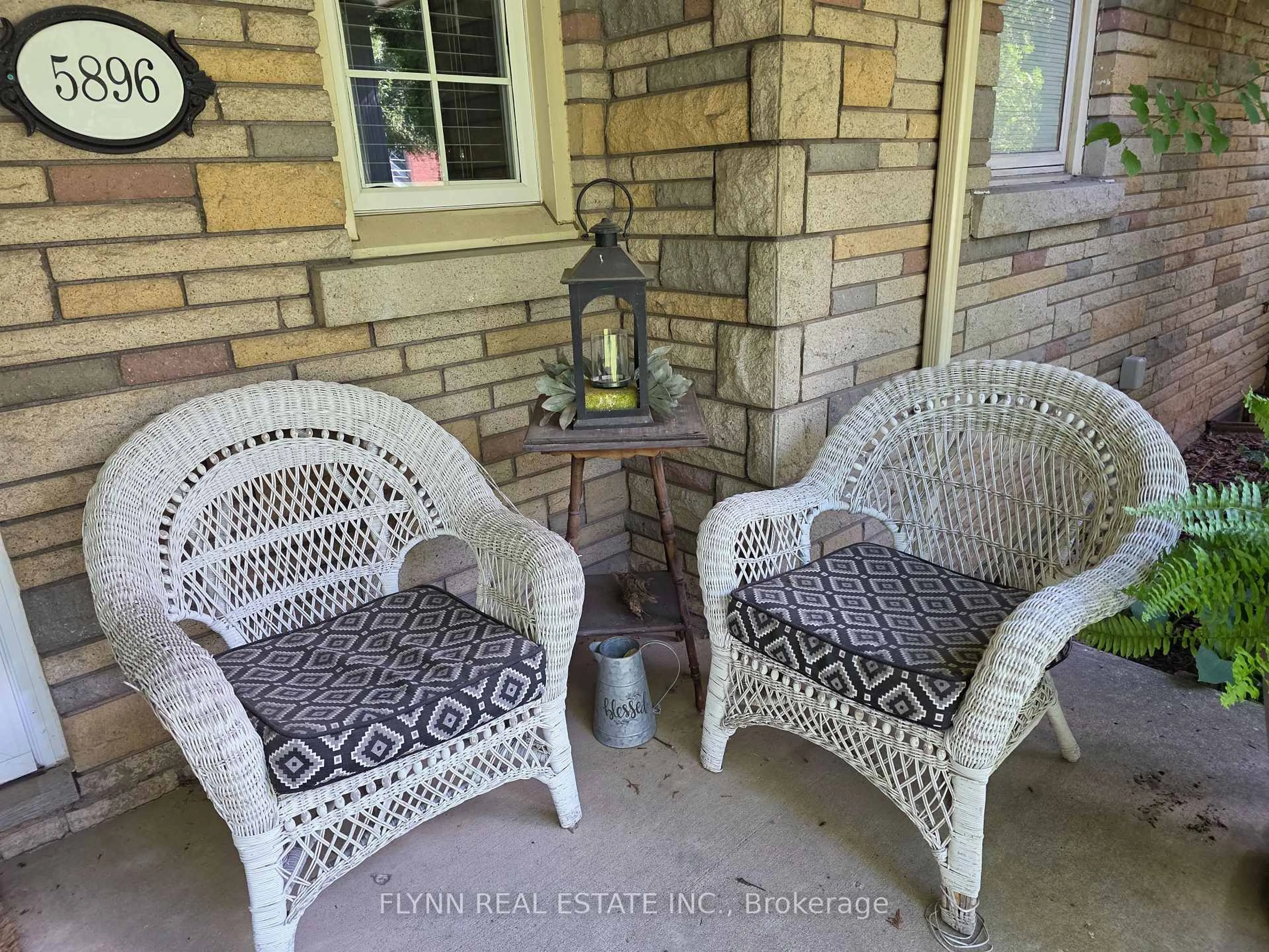 Patio, street for 5896 Valley Way, Niagara Falls Ontario L2E 1Y1