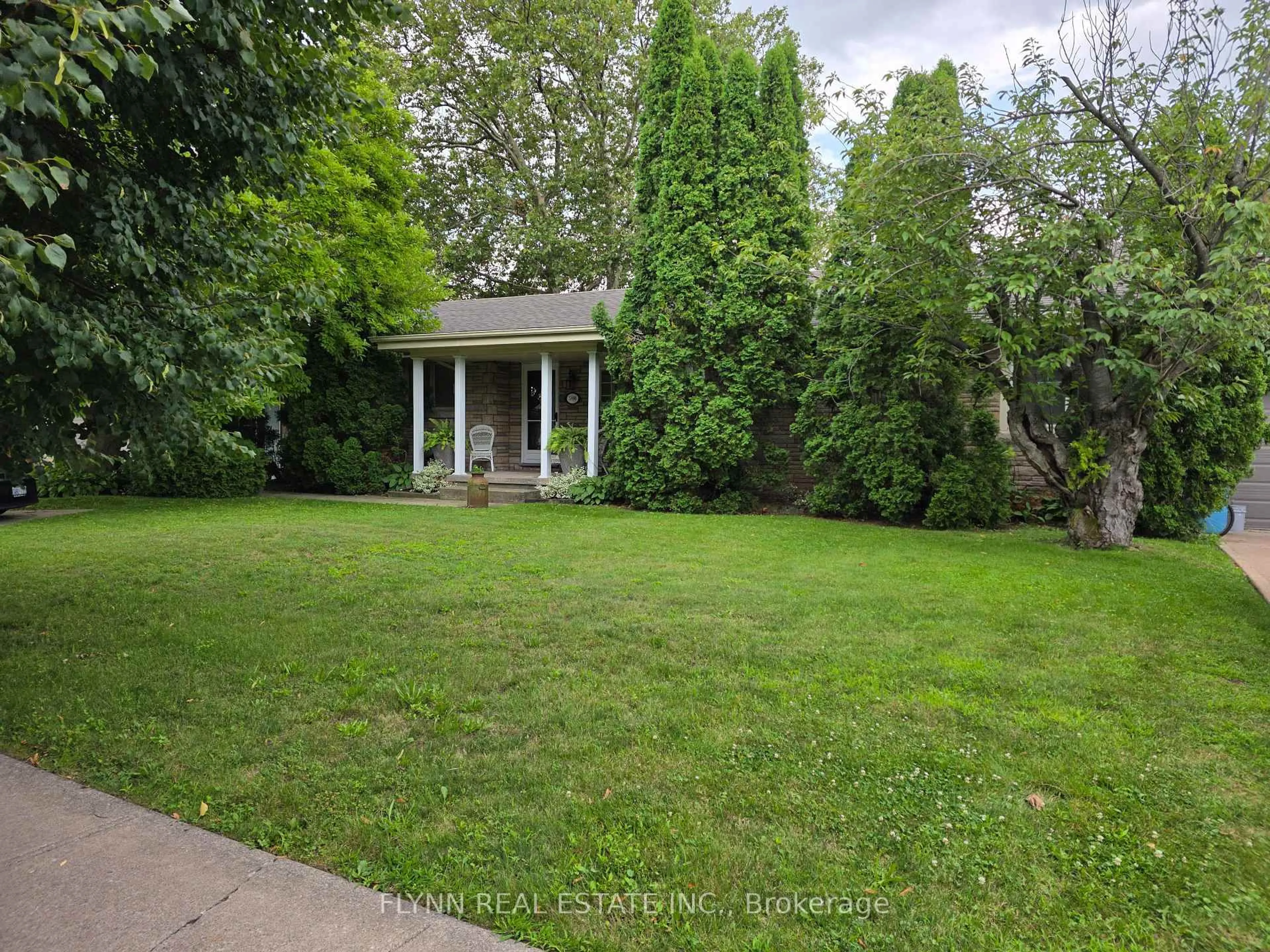 A pic from outside/outdoor area/front of a property/back of a property/a pic from drone, street for 5896 Valley Way, Niagara Falls Ontario L2E 1Y1
