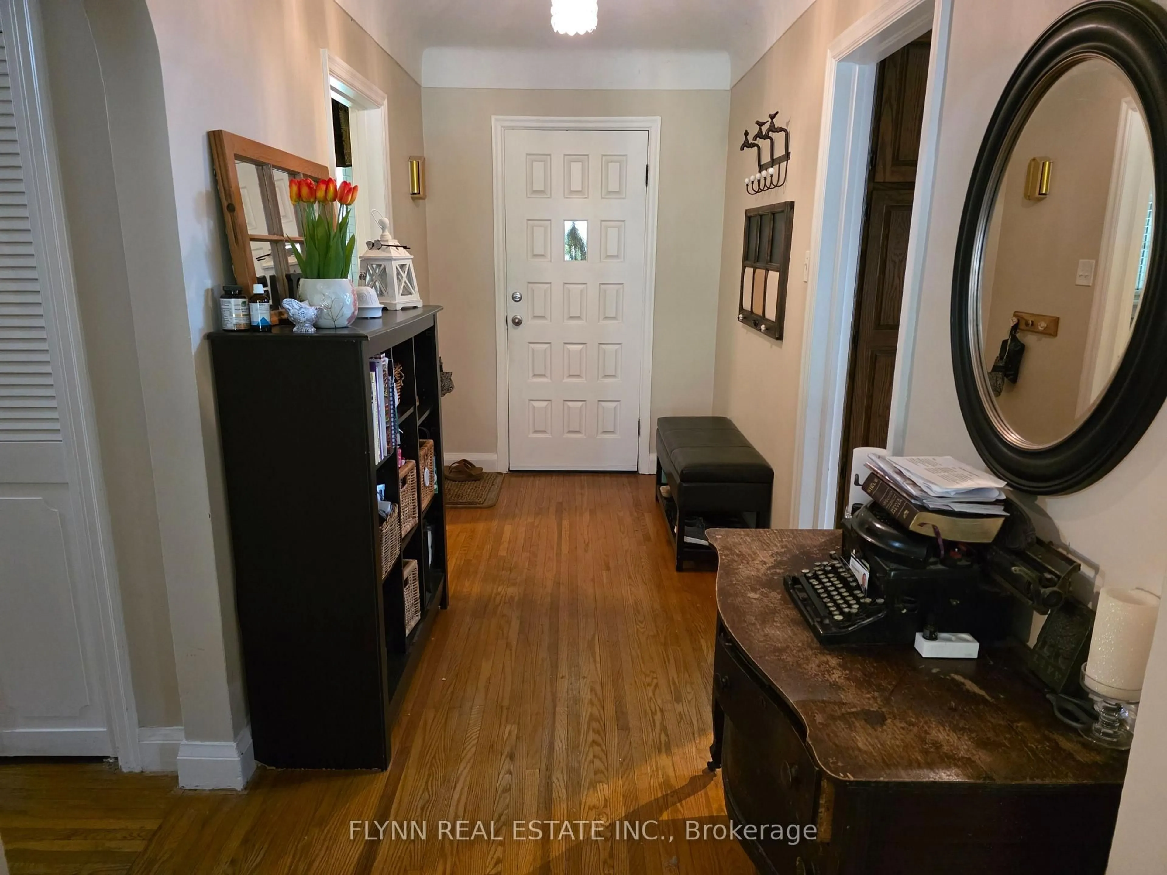 Indoor entryway for 5896 Valley Way, Niagara Falls Ontario L2E 1Y1