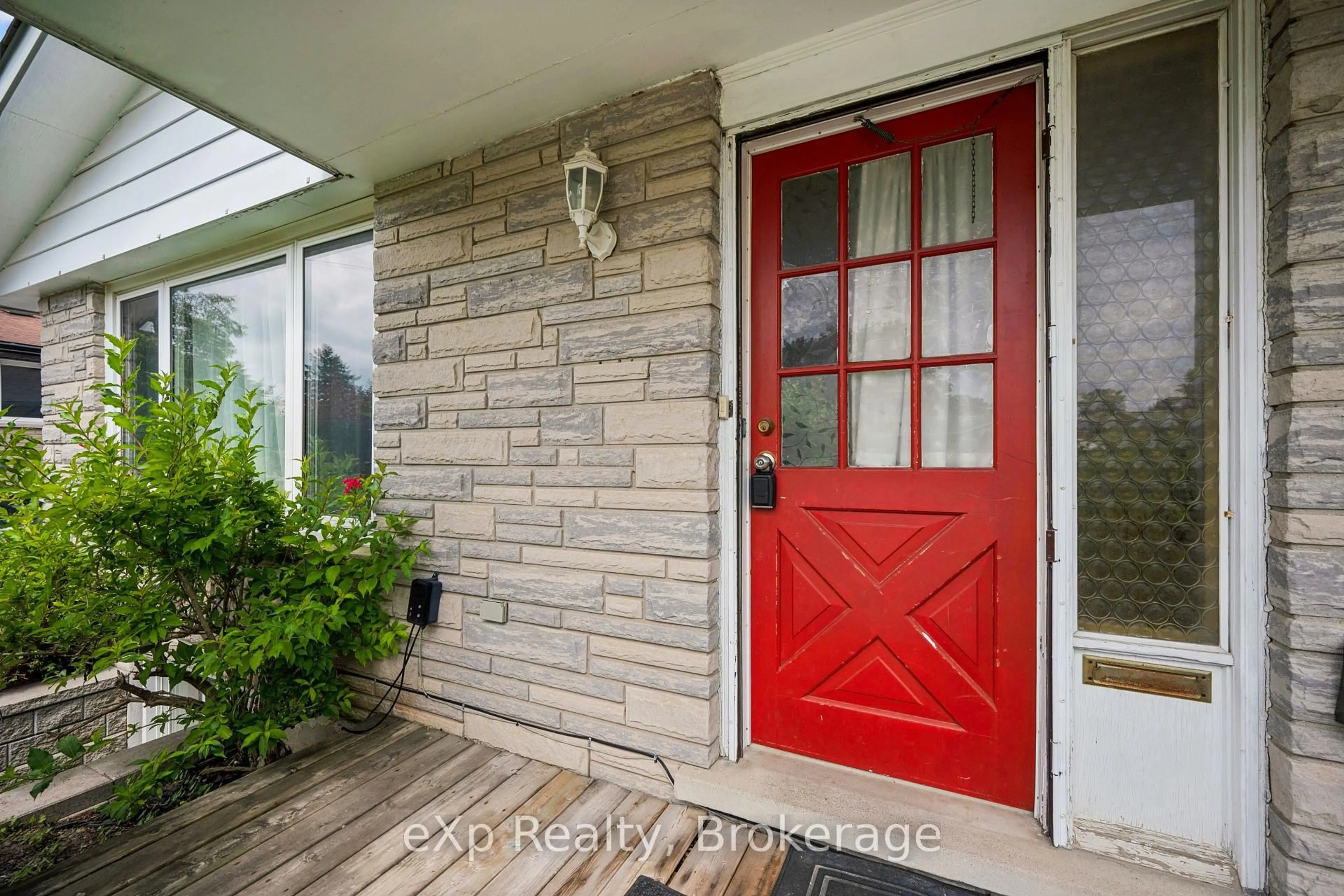 Indoor entryway for 23 Muskoka Dr, Guelph Ontario N1E 6E1