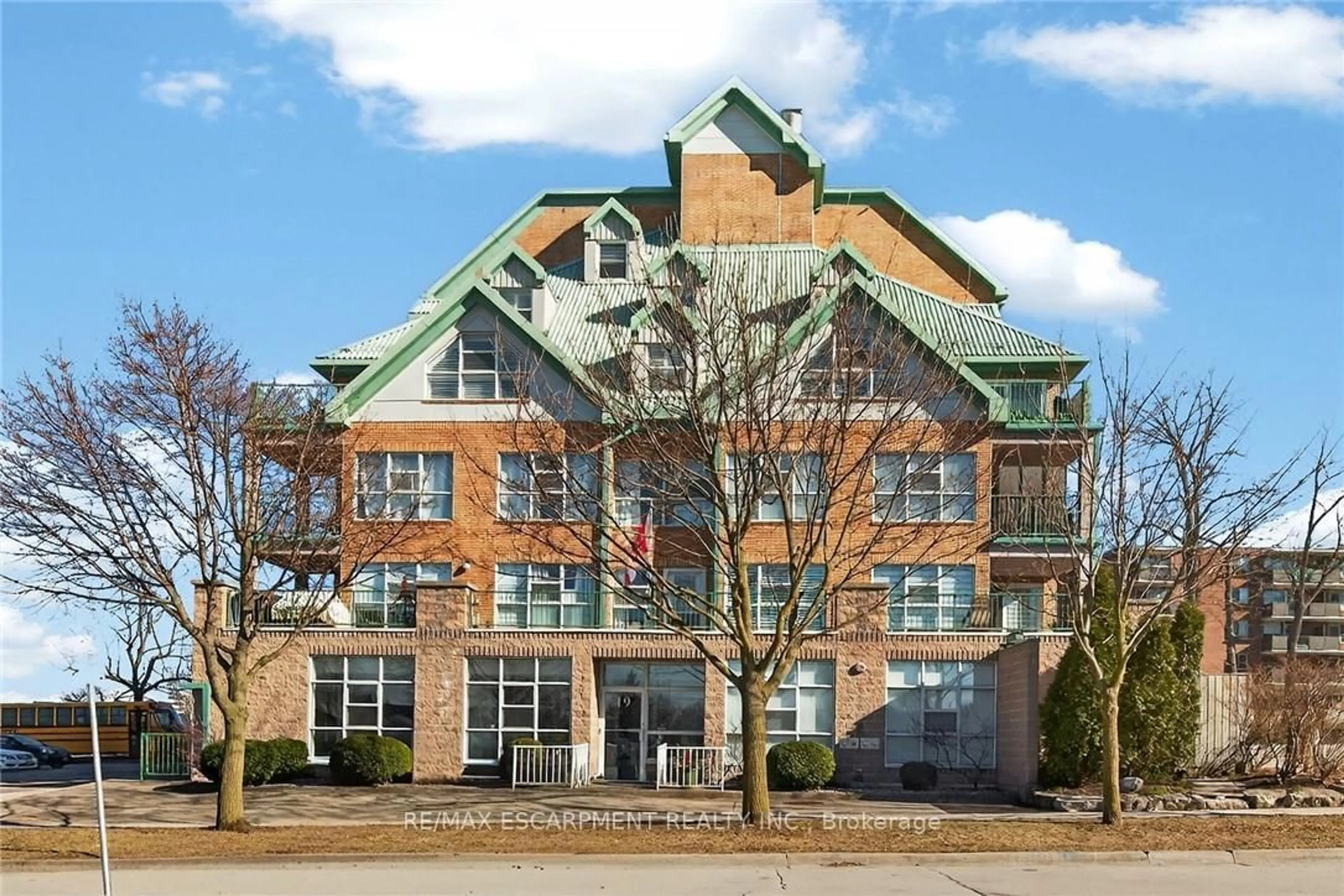 Home with brick exterior material, building for 19 Lake Ave #303, Hamilton Ontario L8G 2V1