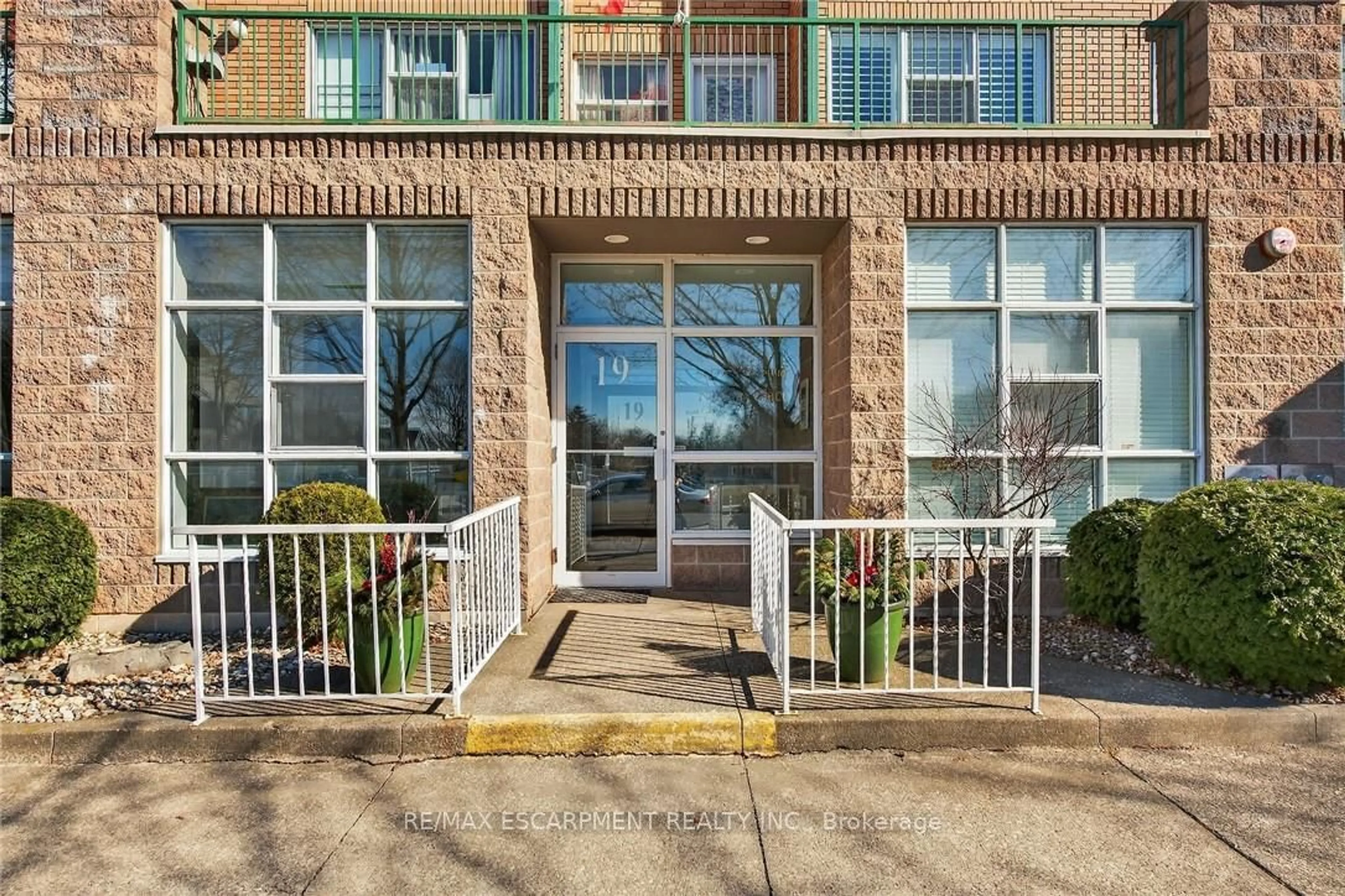 Indoor entryway for 19 Lake Ave #303, Hamilton Ontario L8G 2V1