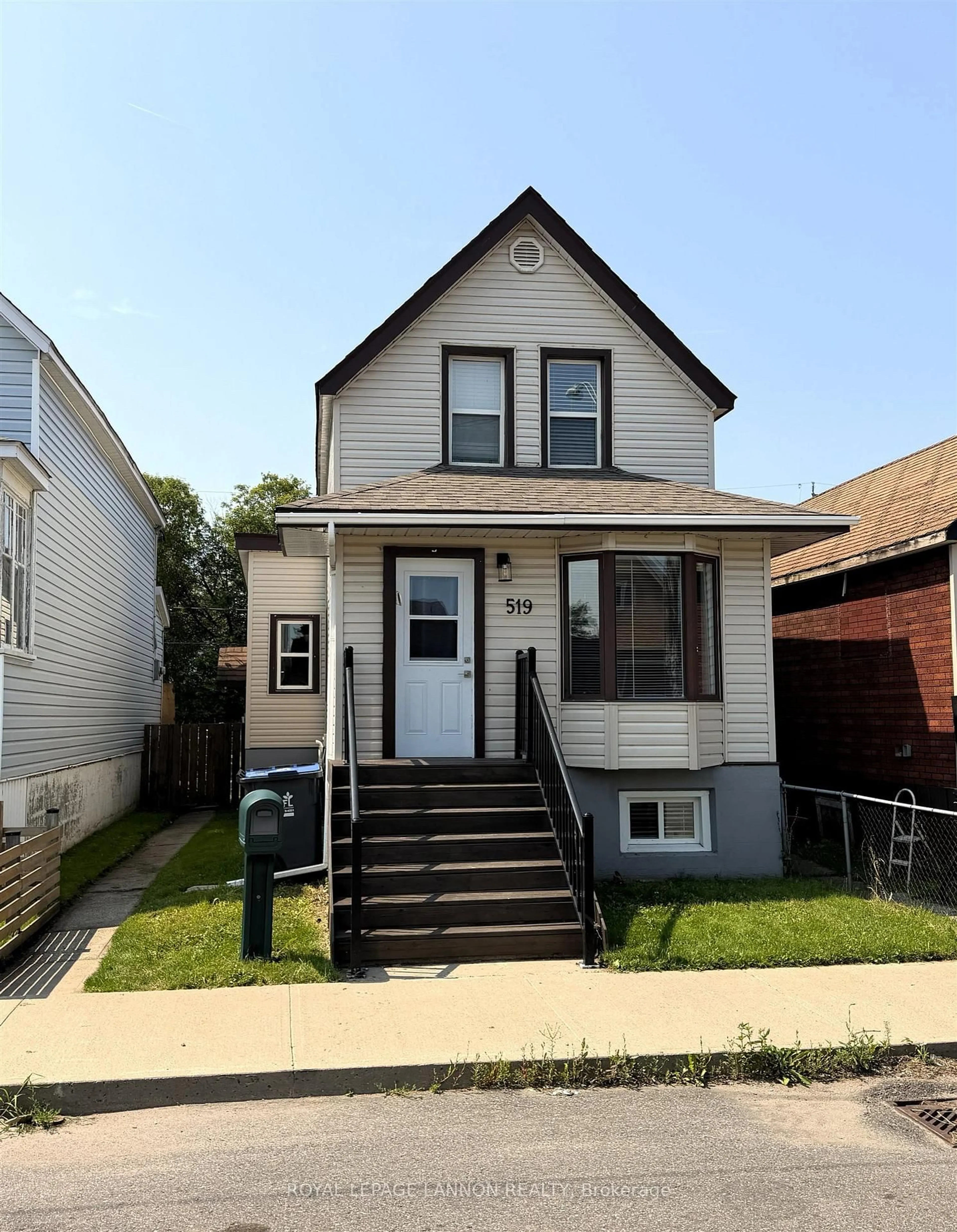 Home with vinyl exterior material, street for 519 McTavish St, Thunder Bay Ontario P7C 3C4