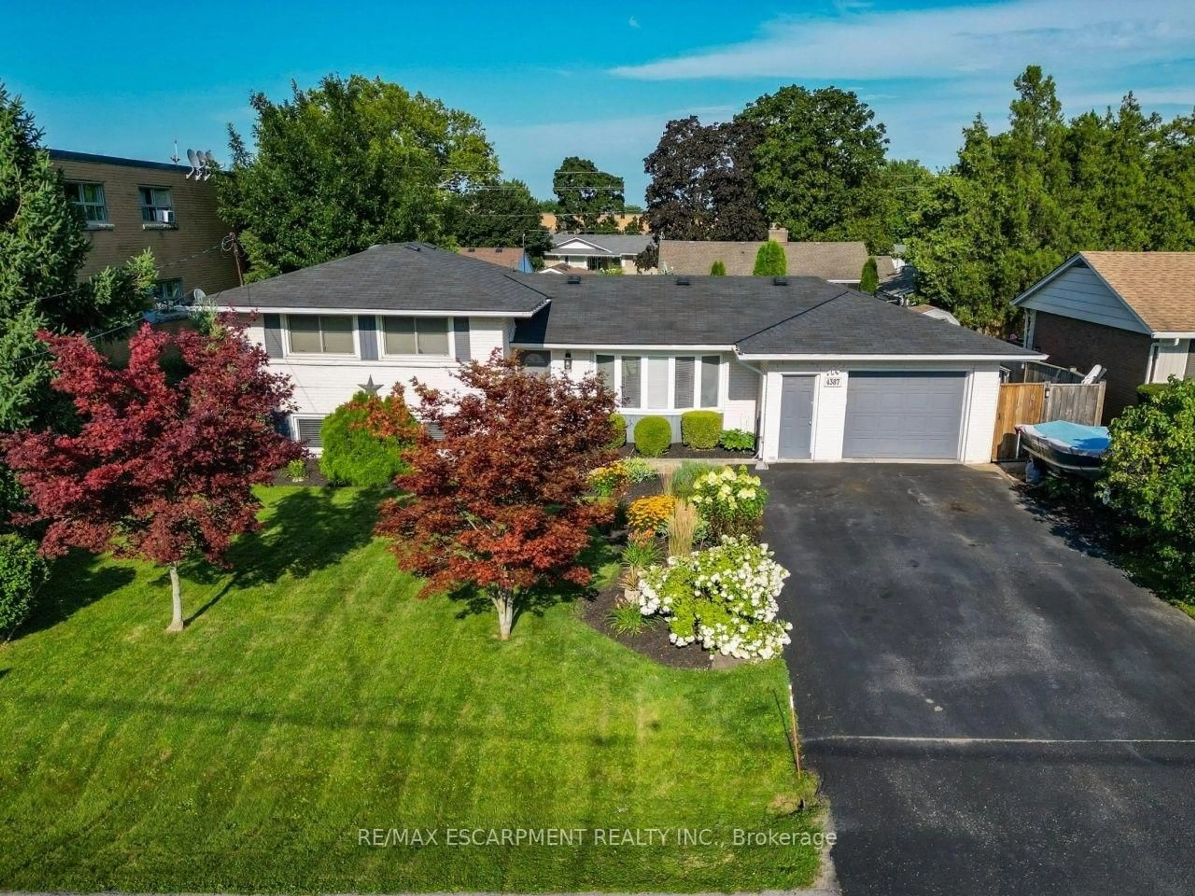 A pic from outside/outdoor area/front of a property/back of a property/a pic from drone, street for 4387 Jackson St, Lincoln Ontario L3J 0N9
