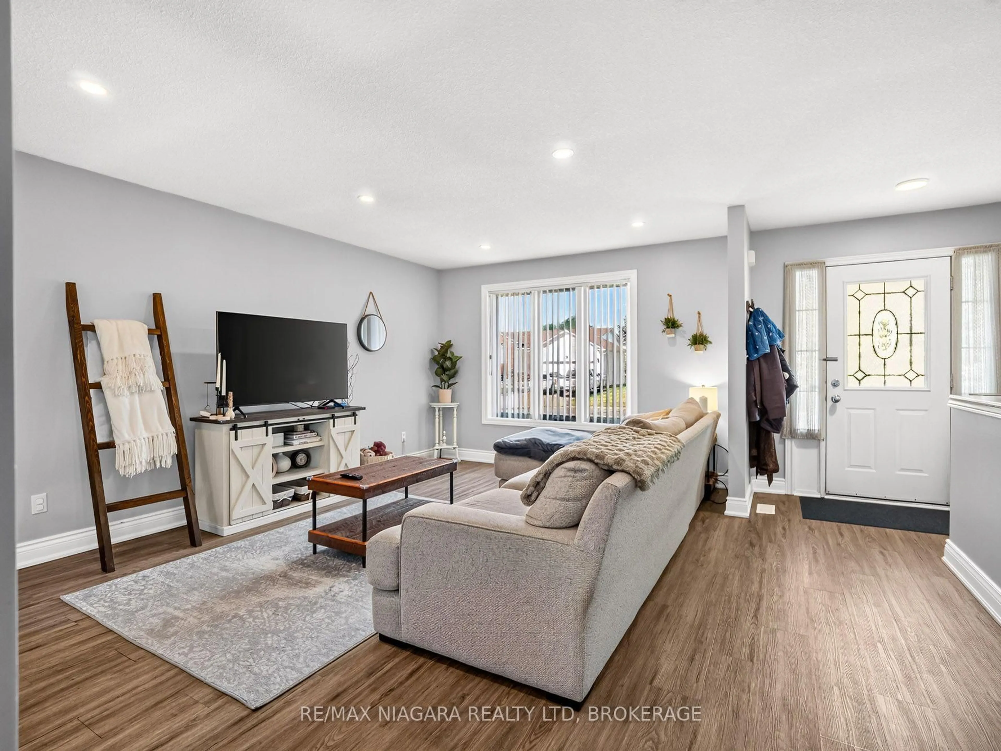 Living room with furniture, unknown for 936 Colette Rd, Fort Erie Ontario L2A 6G7