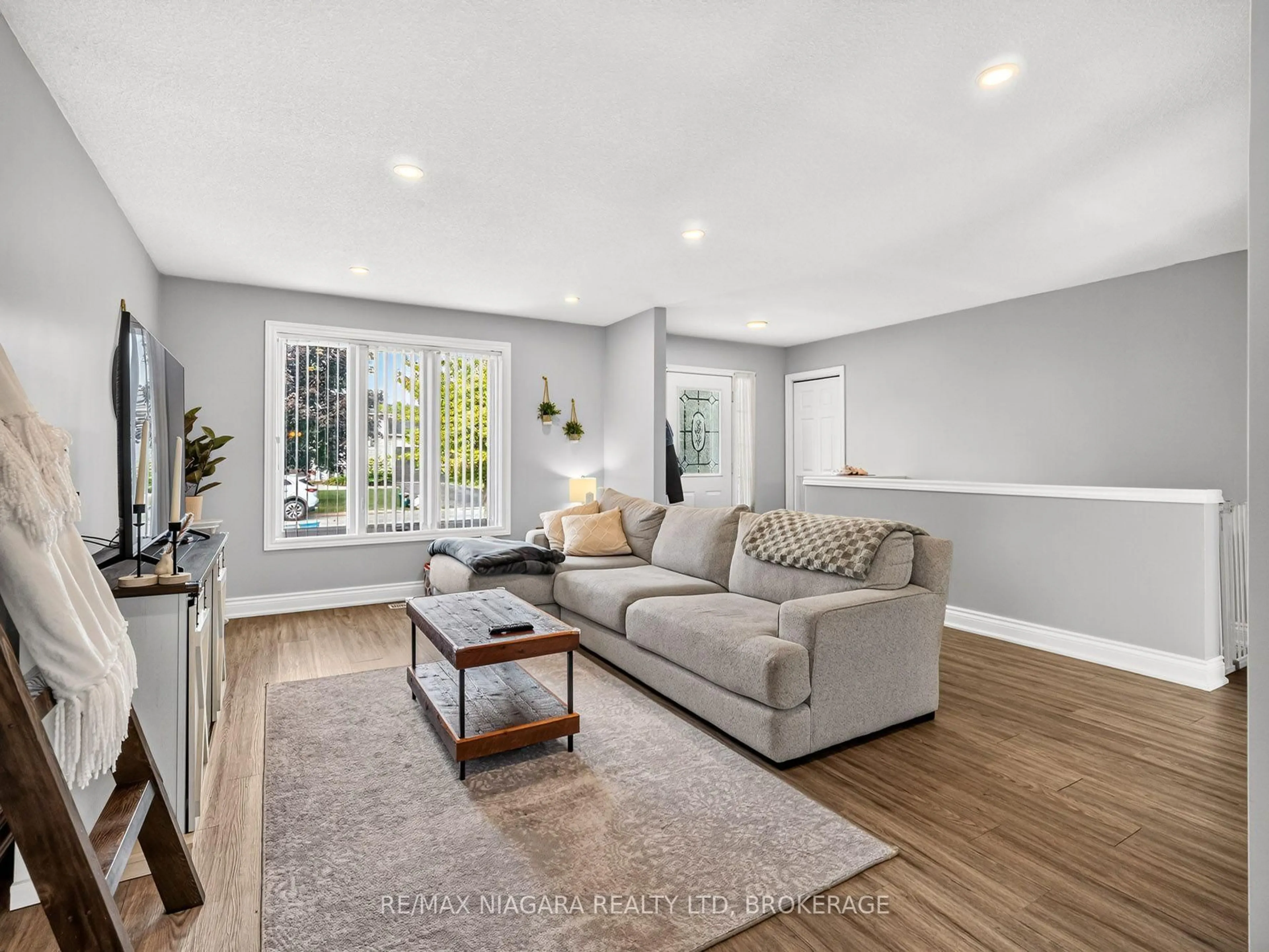 Living room with furniture, unknown for 936 Colette Rd, Fort Erie Ontario L2A 6G7