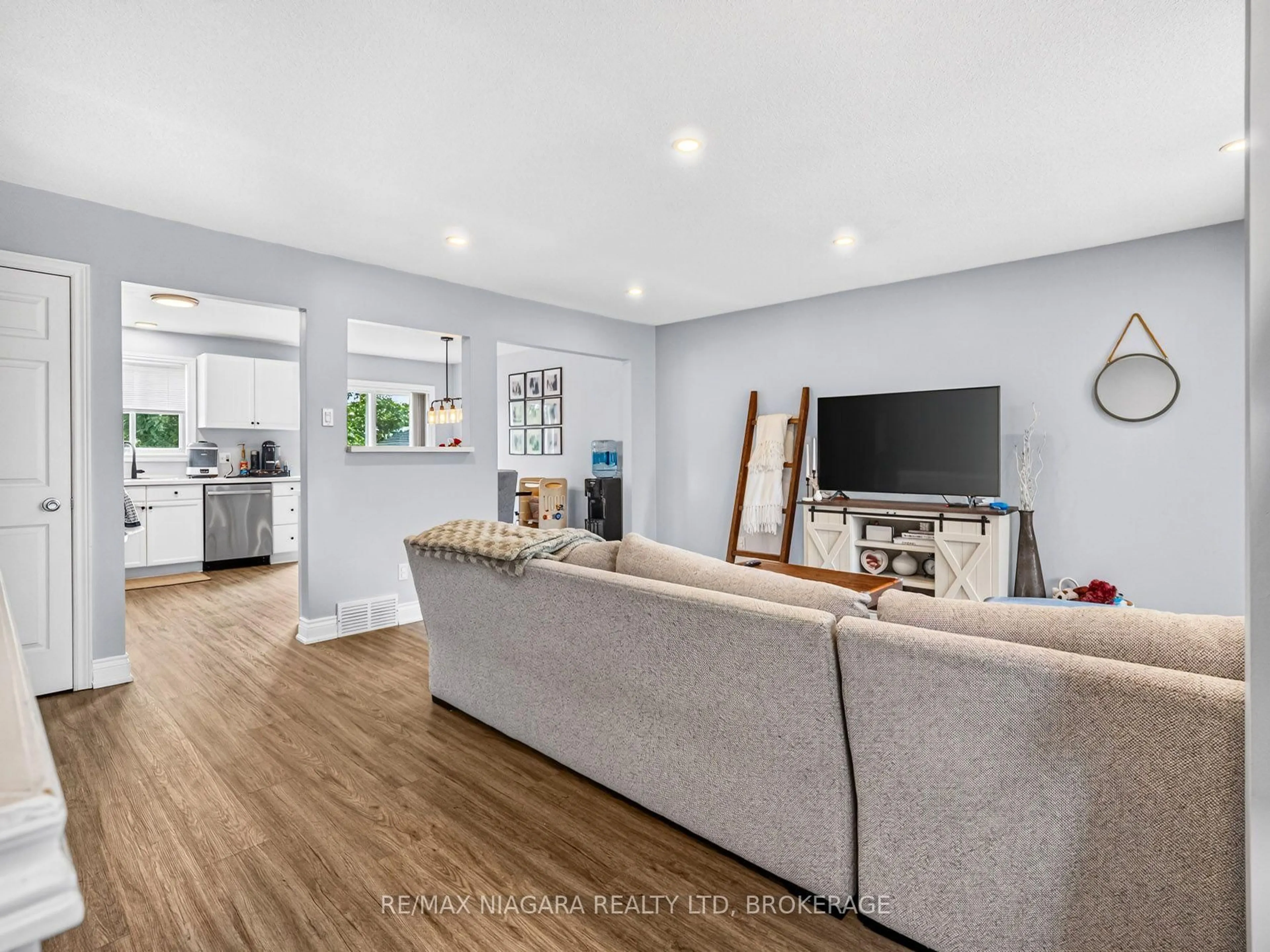 Living room with furniture, unknown for 936 Colette Rd, Fort Erie Ontario L2A 6G7