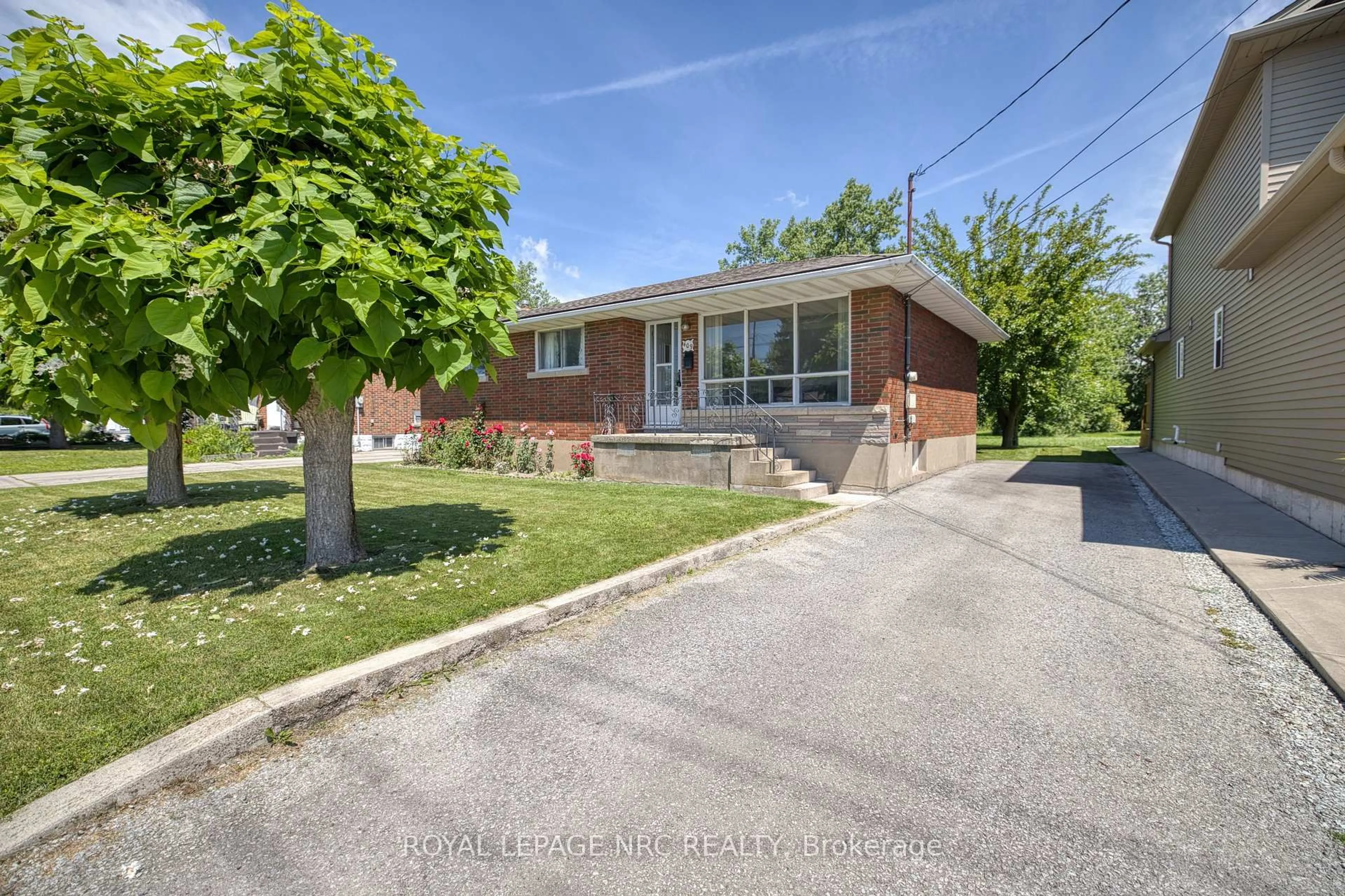 Home with brick exterior material, street for 409 Broadway Ave, Welland Ontario L3C 5M3