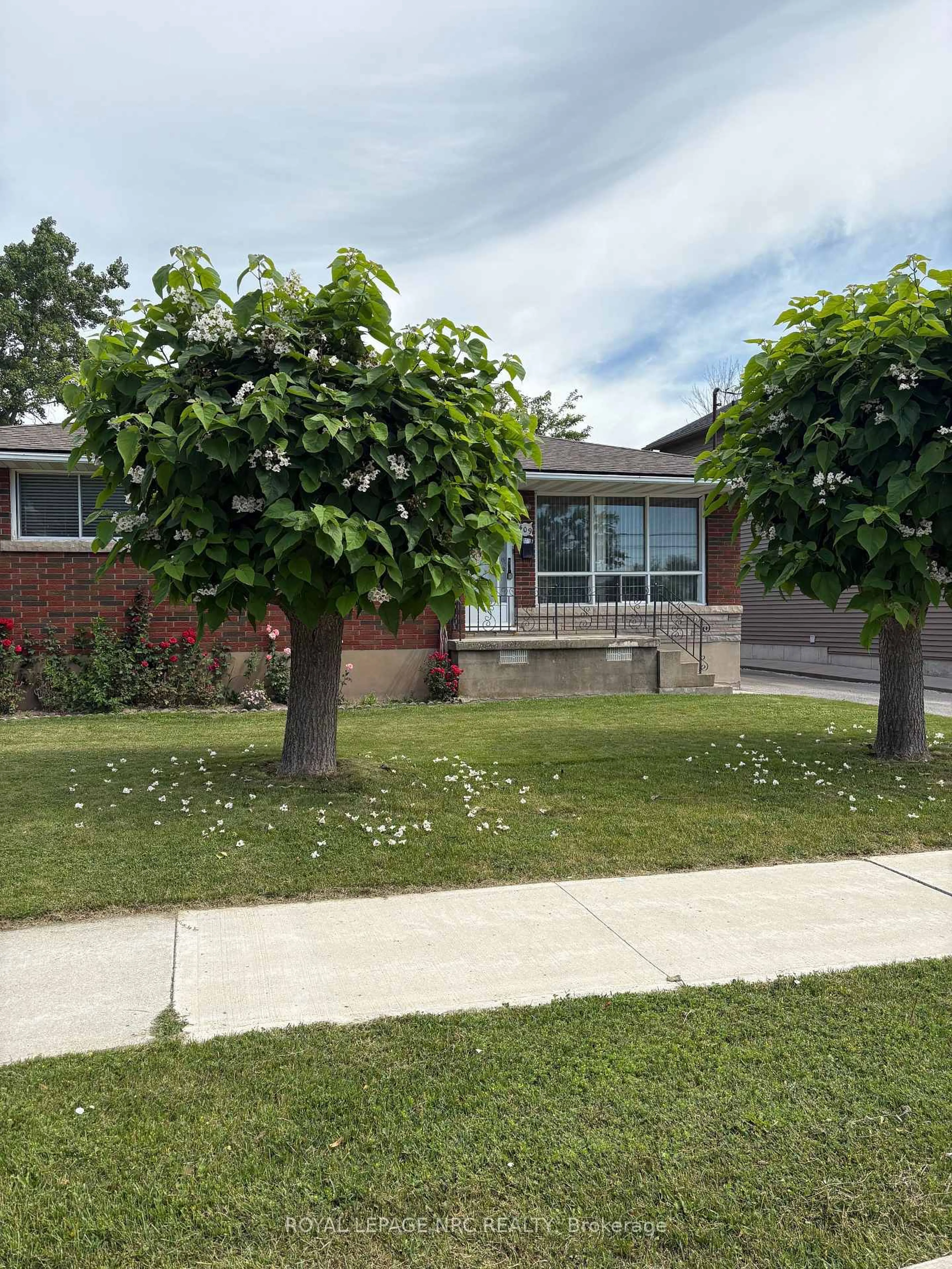 A pic from outside/outdoor area/front of a property/back of a property/a pic from drone, street for 409 Broadway Ave, Welland Ontario L3C 5M3