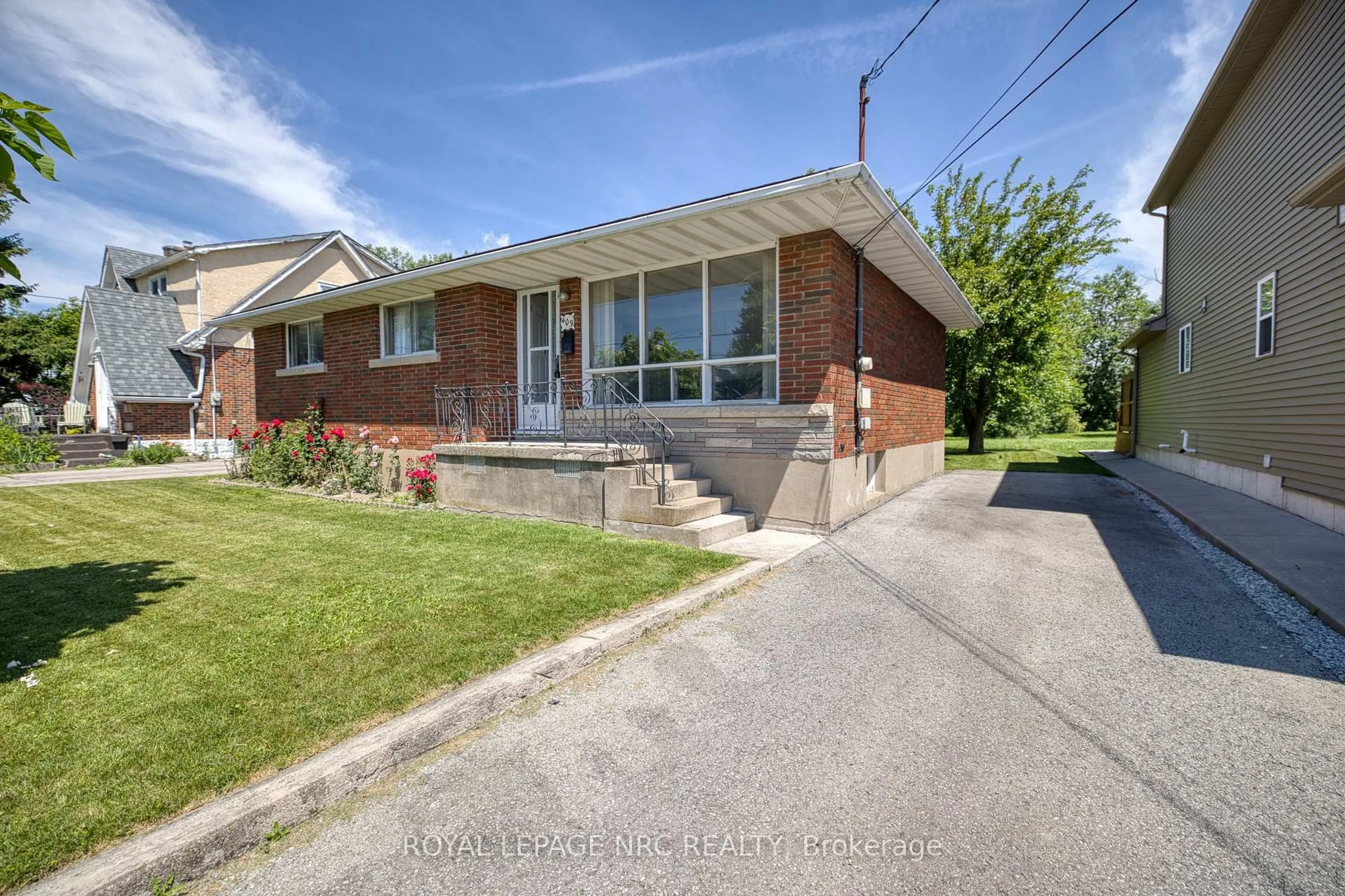 Home with brick exterior material, street for 409 Broadway Ave, Welland Ontario L3C 5M3