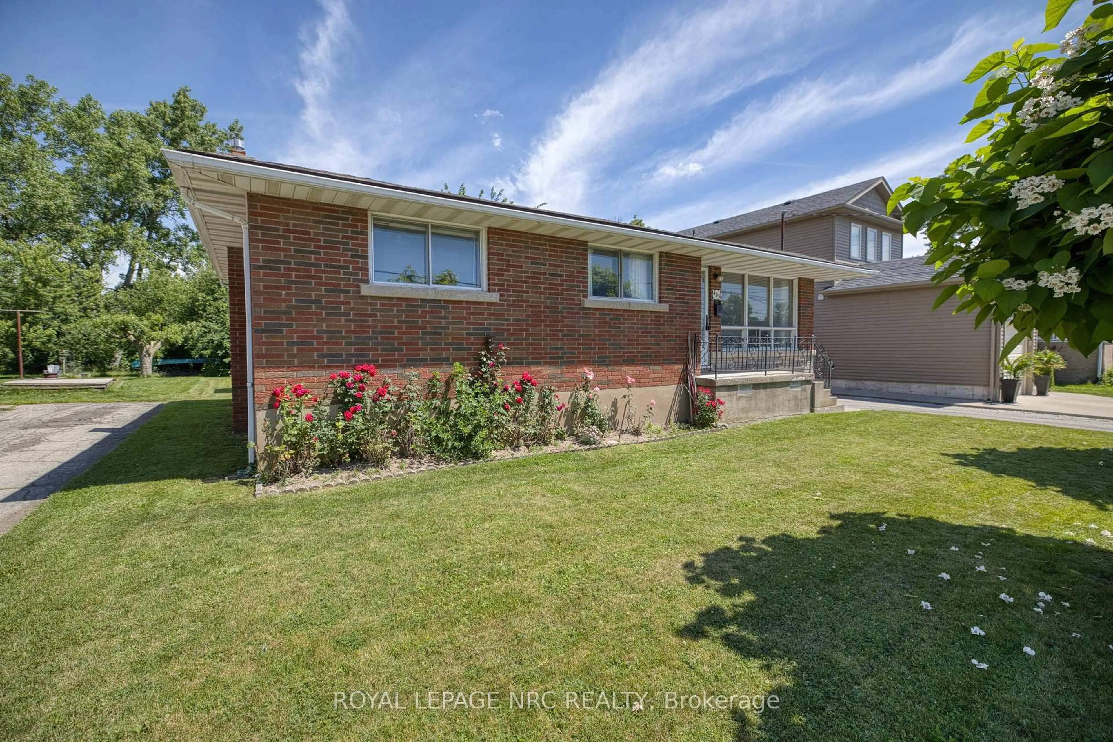 A pic from outside/outdoor area/front of a property/back of a property/a pic from drone, street for 409 Broadway Ave, Welland Ontario L3C 5M3