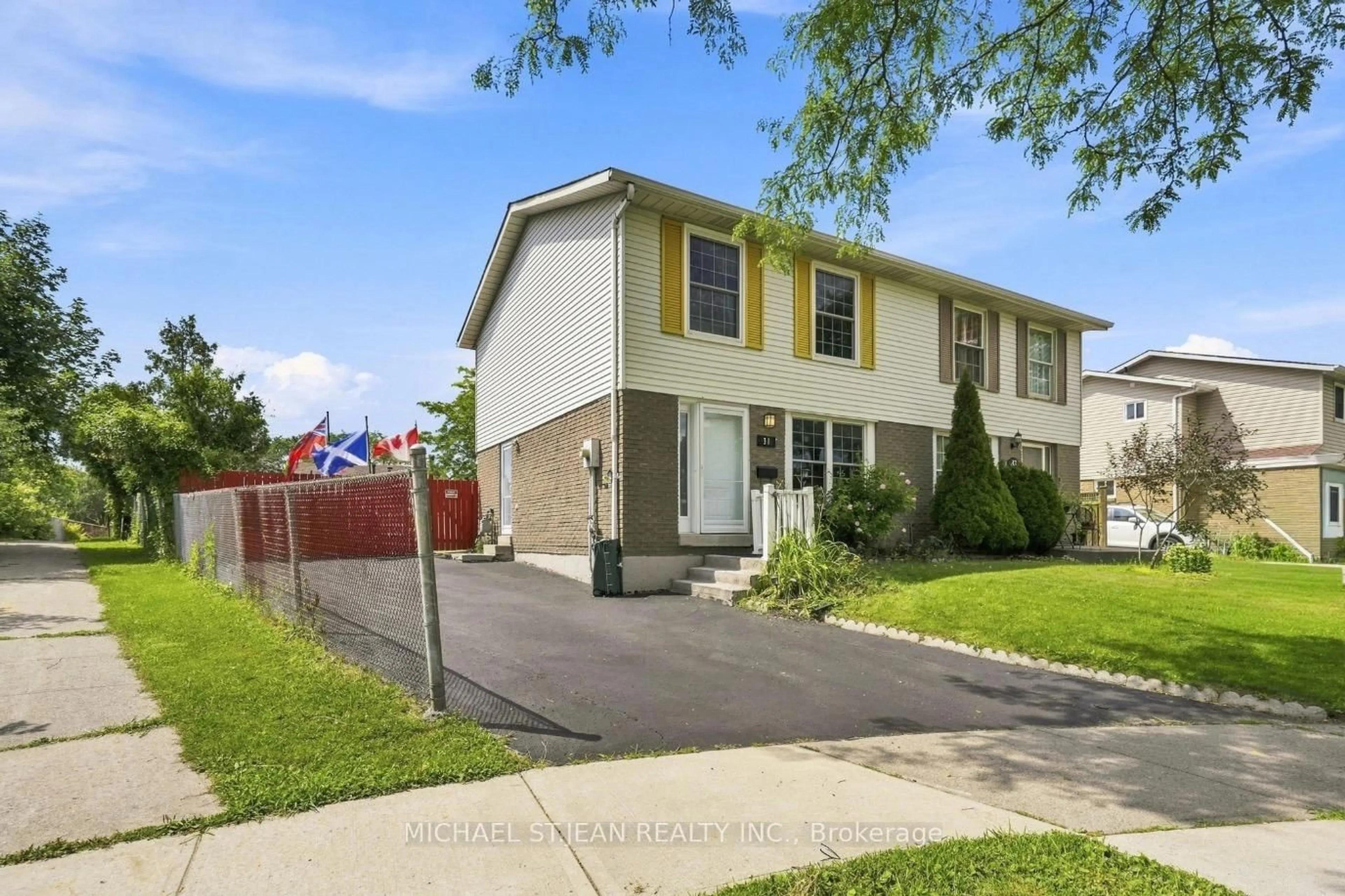Home with vinyl exterior material, street for 31 Belleau St, Hamilton Ontario L8J 1N1