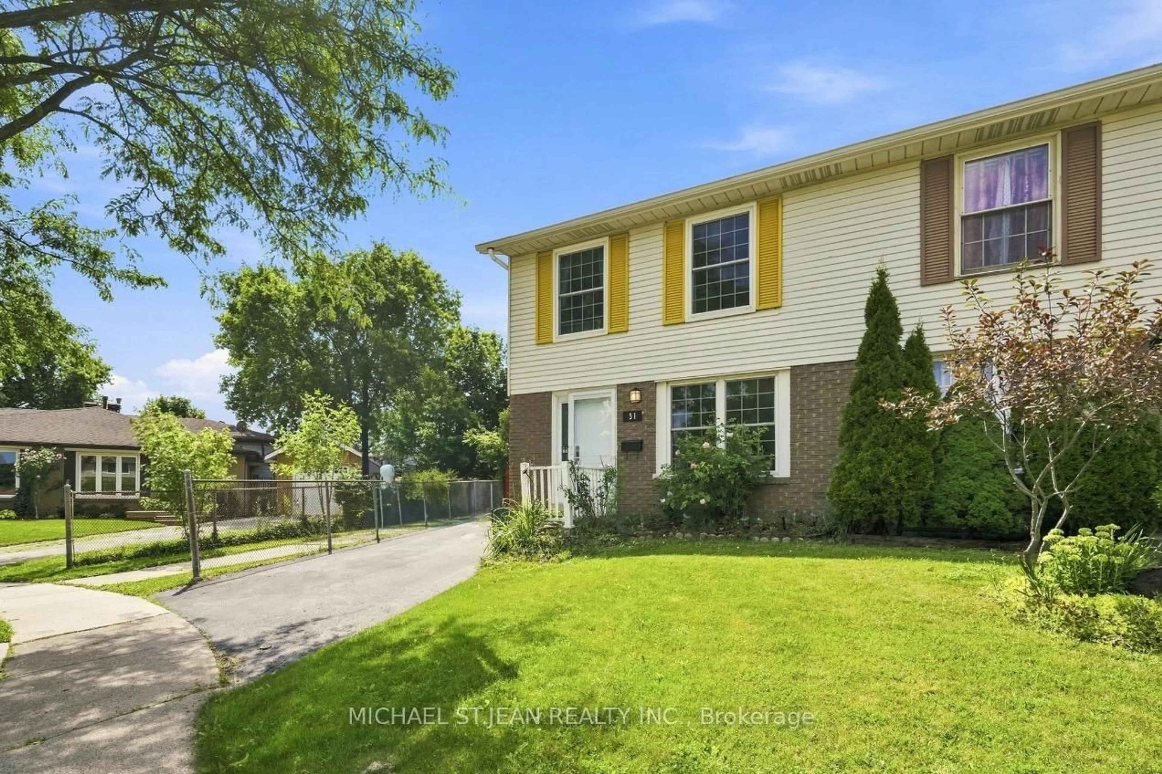 A pic from outside/outdoor area/front of a property/back of a property/a pic from drone, street for 31 Belleau St, Hamilton Ontario L8J 1N1
