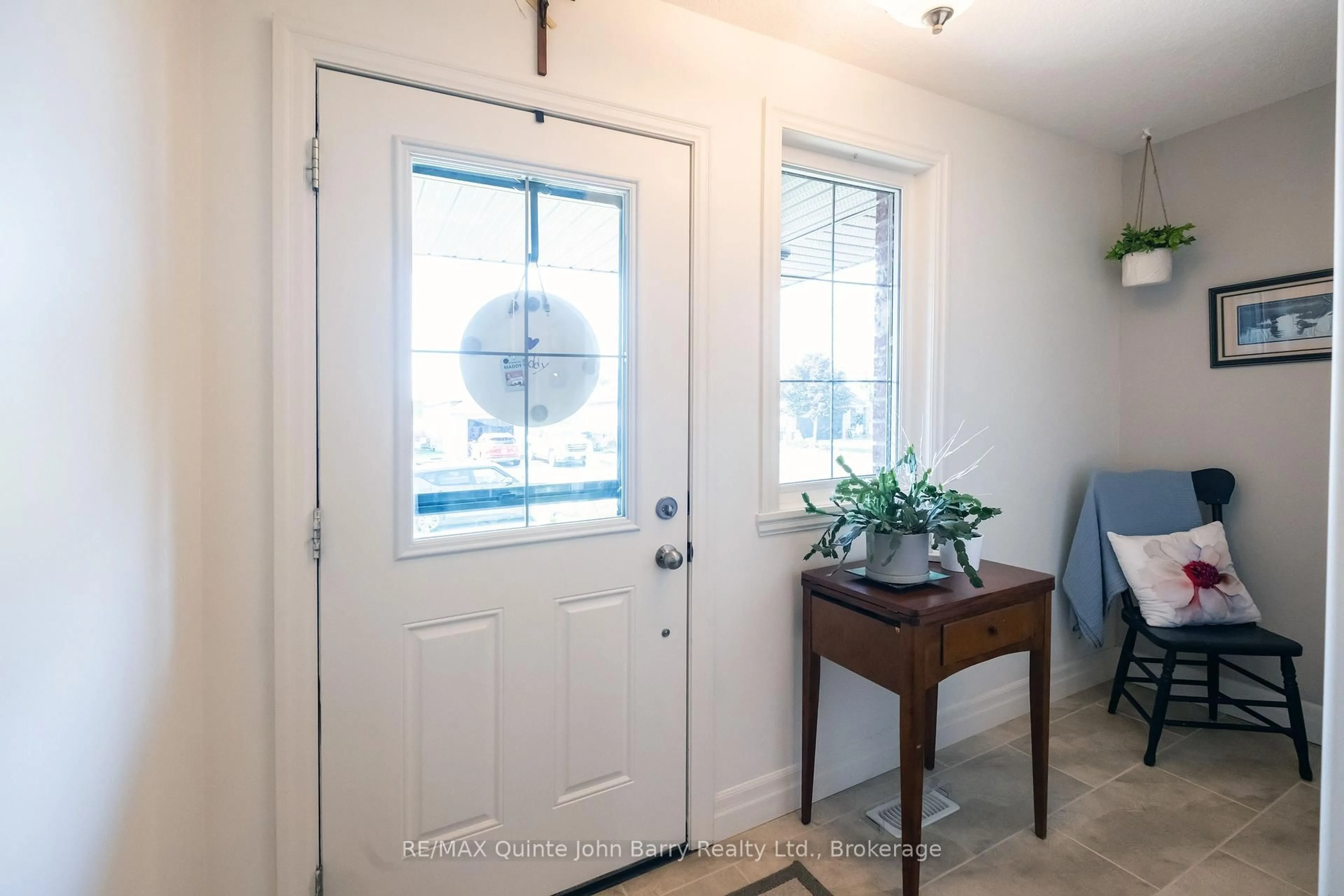 Indoor entryway for 9 McIntosh Cres, Quinte West Ontario K8V 0G1