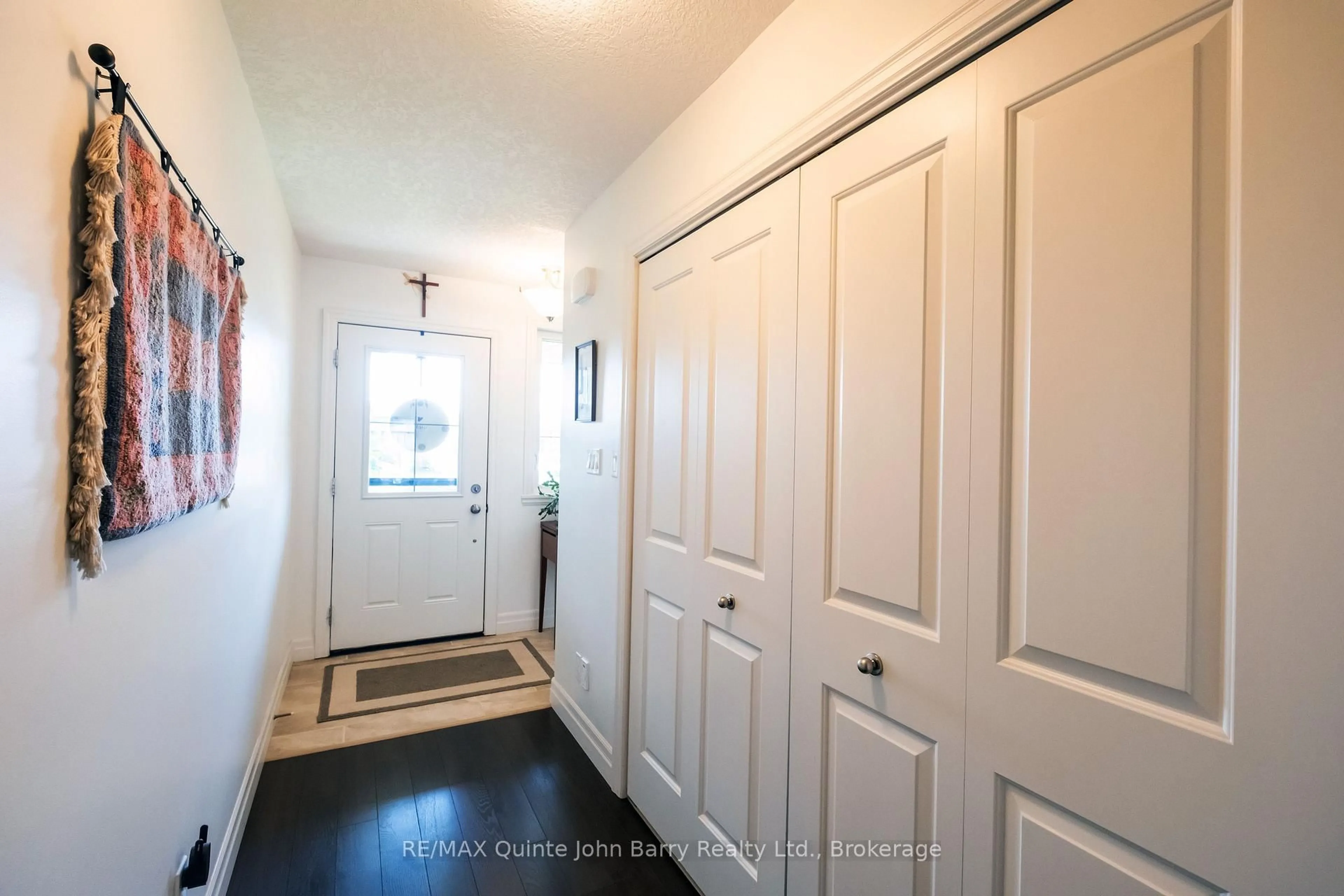 Indoor entryway for 9 McIntosh Cres, Quinte West Ontario K8V 0G1