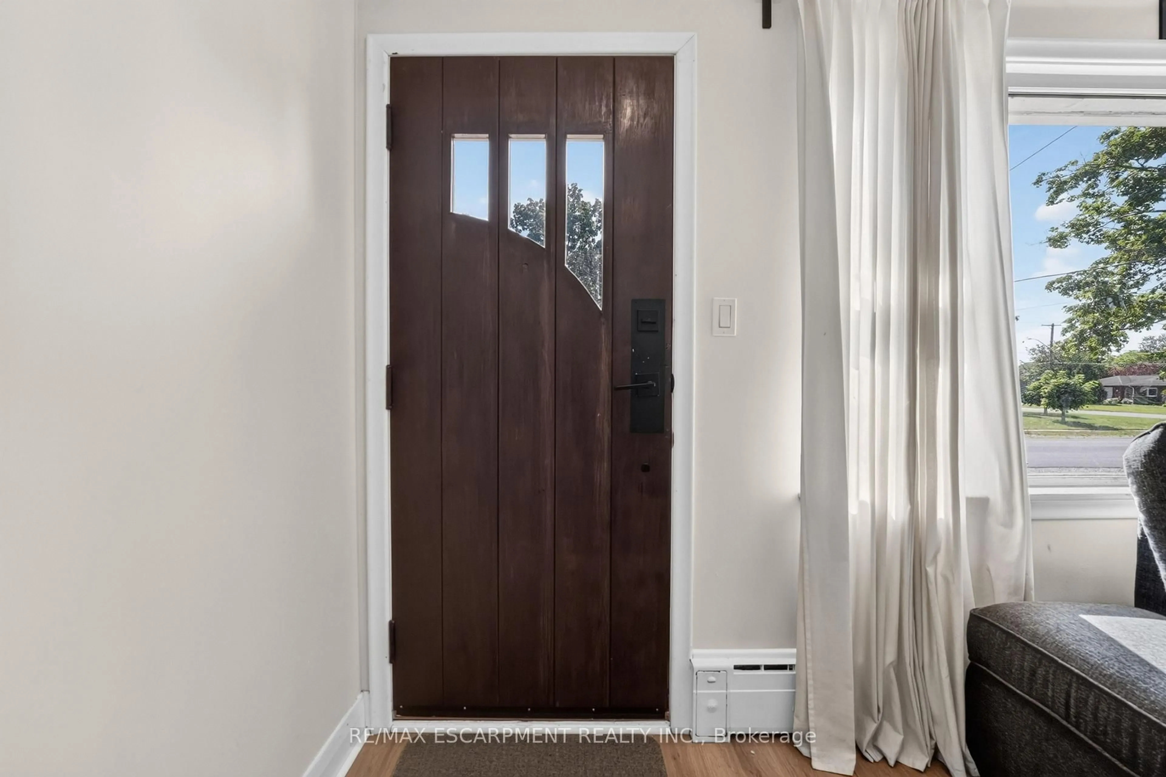 Indoor entryway for 158 Homewood Ave, Port Colborne Ontario L3K 5M3