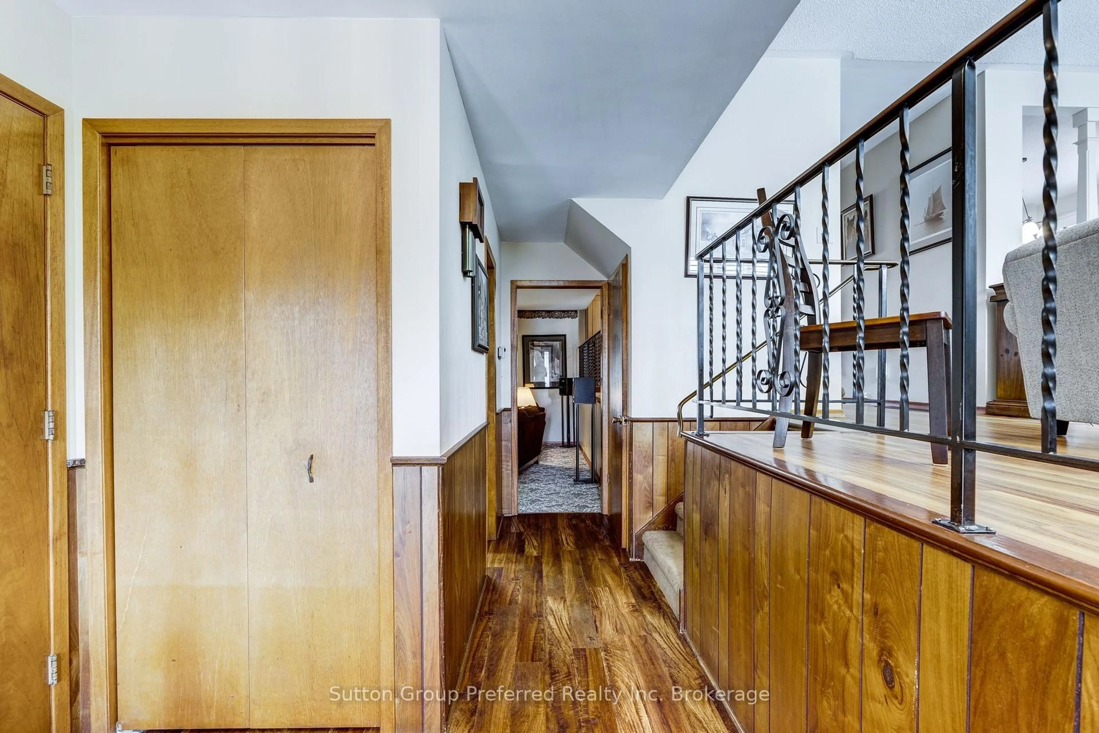 Indoor foyer for 30 Peers Pl, Woodstock Ontario N4S 8G8