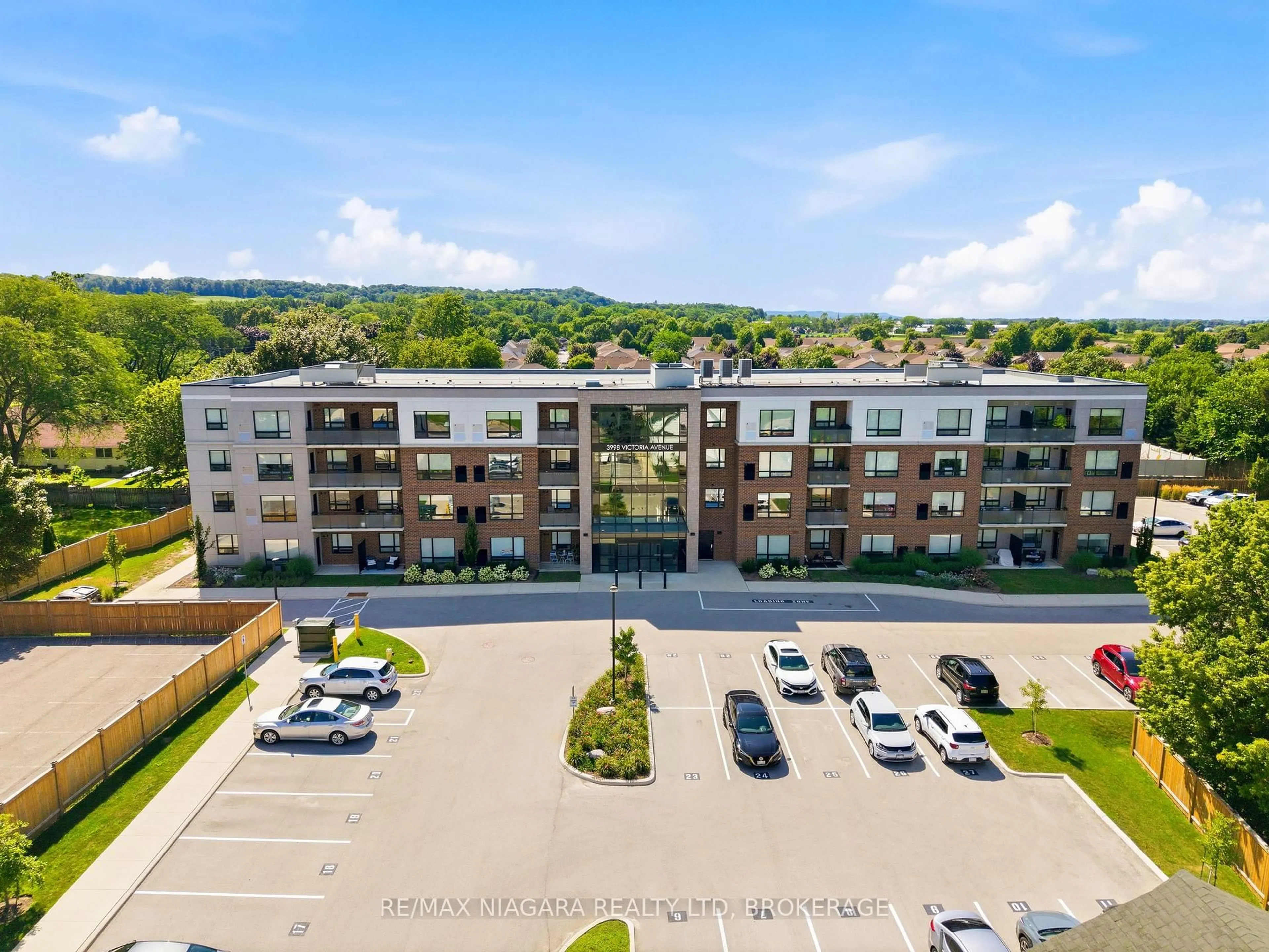A pic from outside/outdoor area/front of a property/back of a property/a pic from drone, unknown for 3998 Victoria Ave #405, Lincoln Ontario L0R 2C0