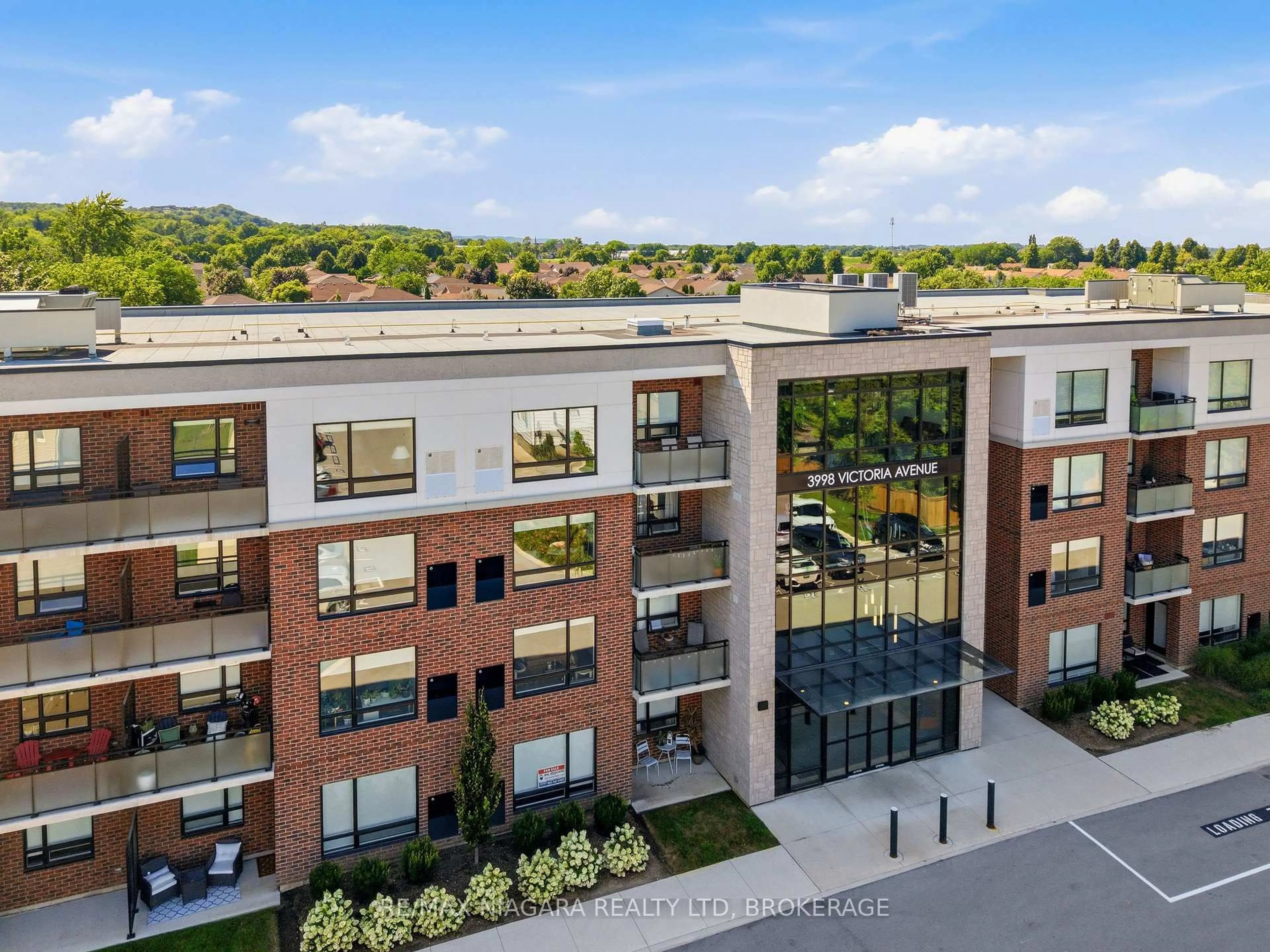 A pic from outside/outdoor area/front of a property/back of a property/a pic from drone, building for 3998 Victoria Ave #405, Lincoln Ontario L0R 2C0
