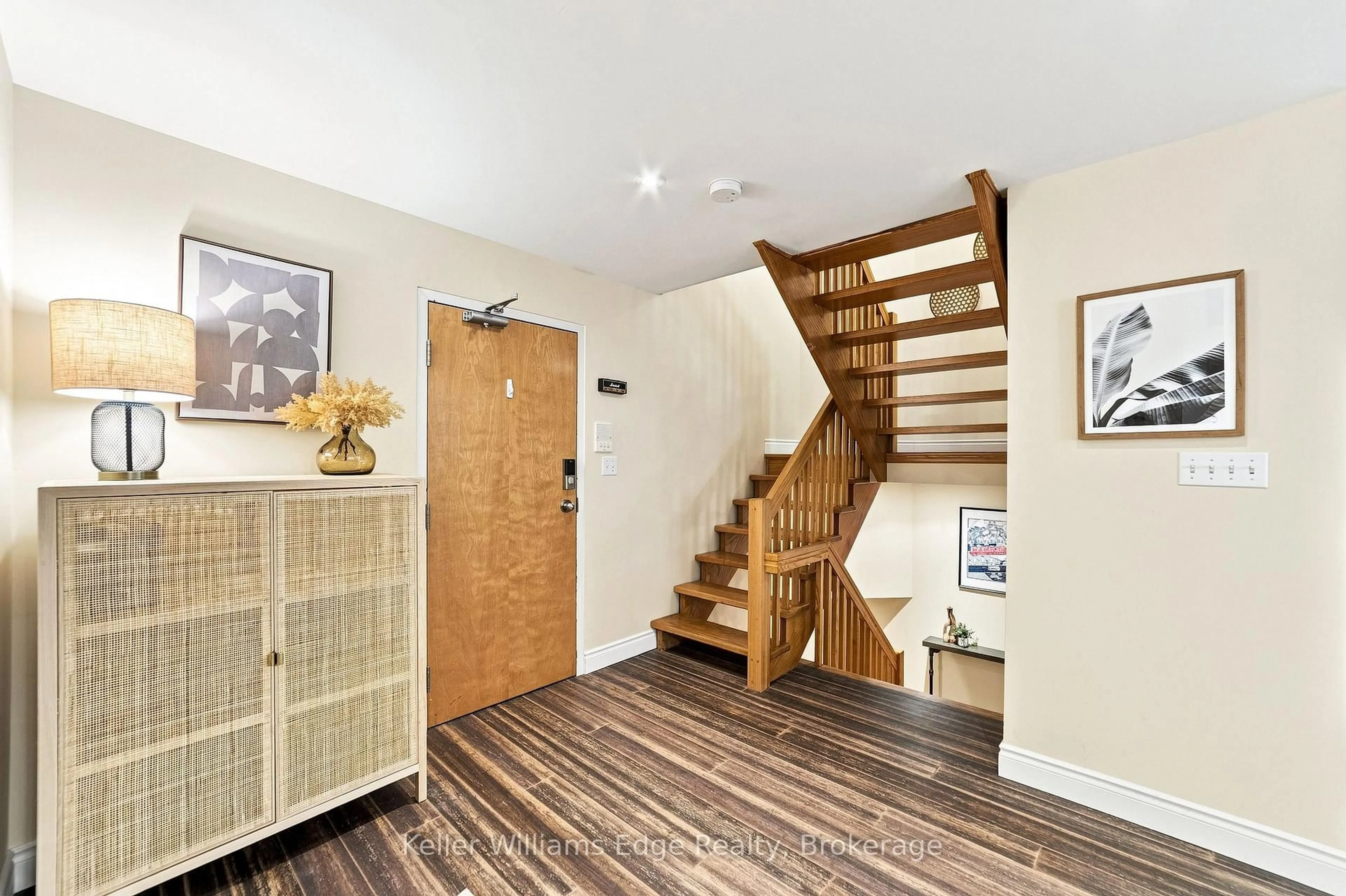 Indoor entryway for 73 Garfield Ave #1D, Hamilton Ontario L8M 2S3